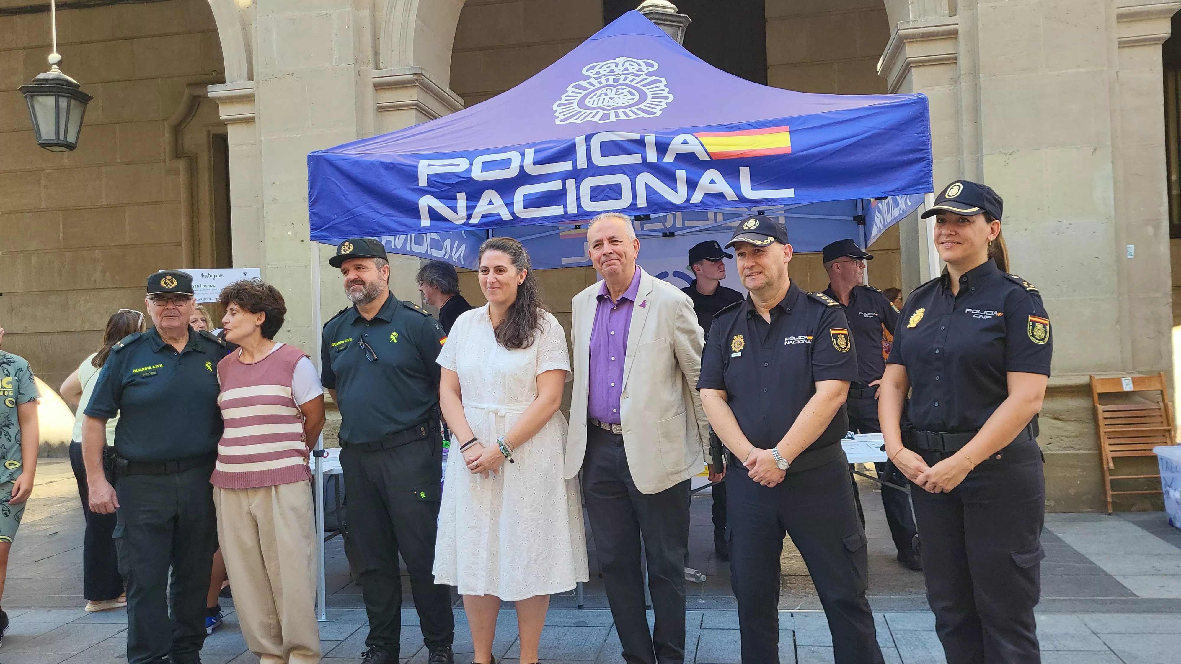 Estand para San Lorenzo de la Policía Nacional en los Porches de Galicia. Foto Mercedes Manterola