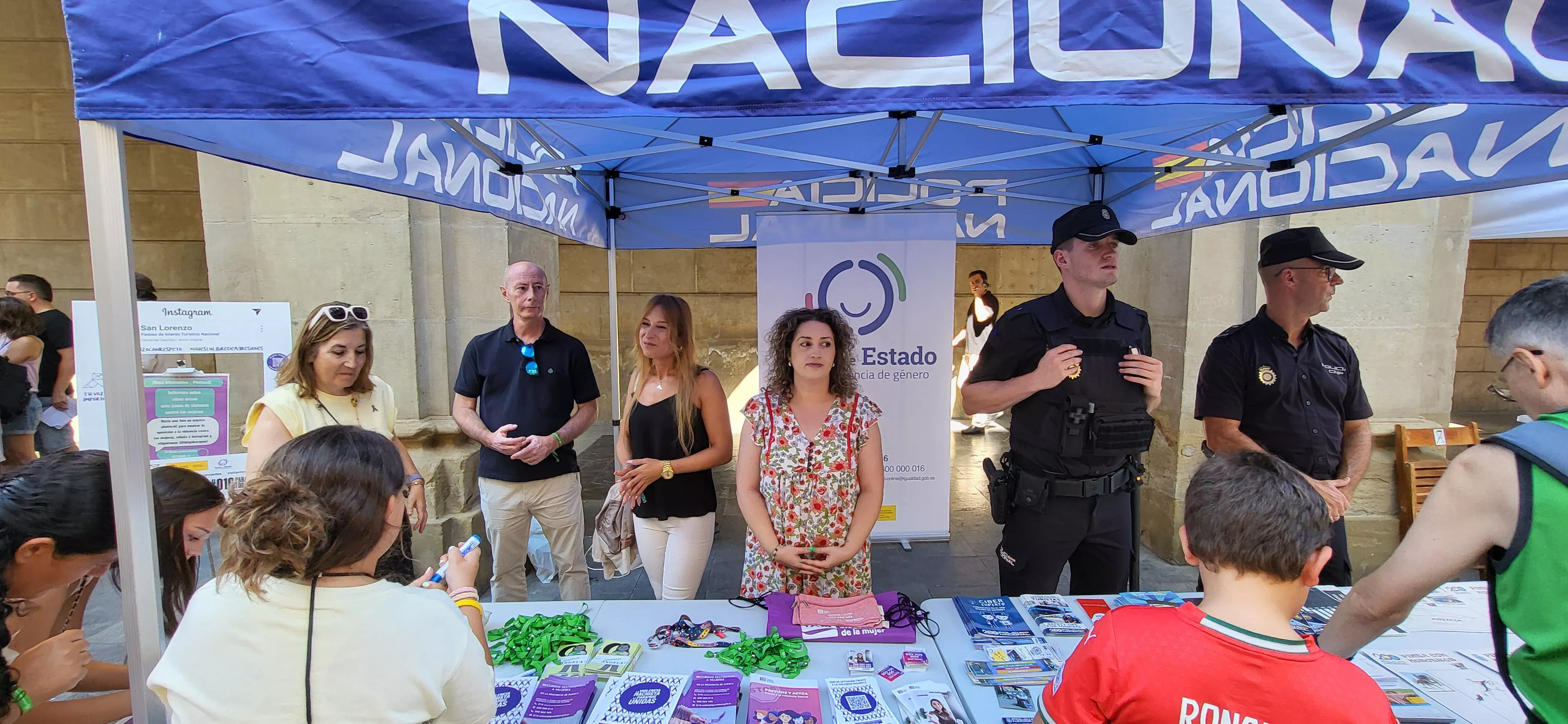 Estand para San Lorenzo de la Policía Nacional en los Porches de Galicia. Foto Mercedes Manterola