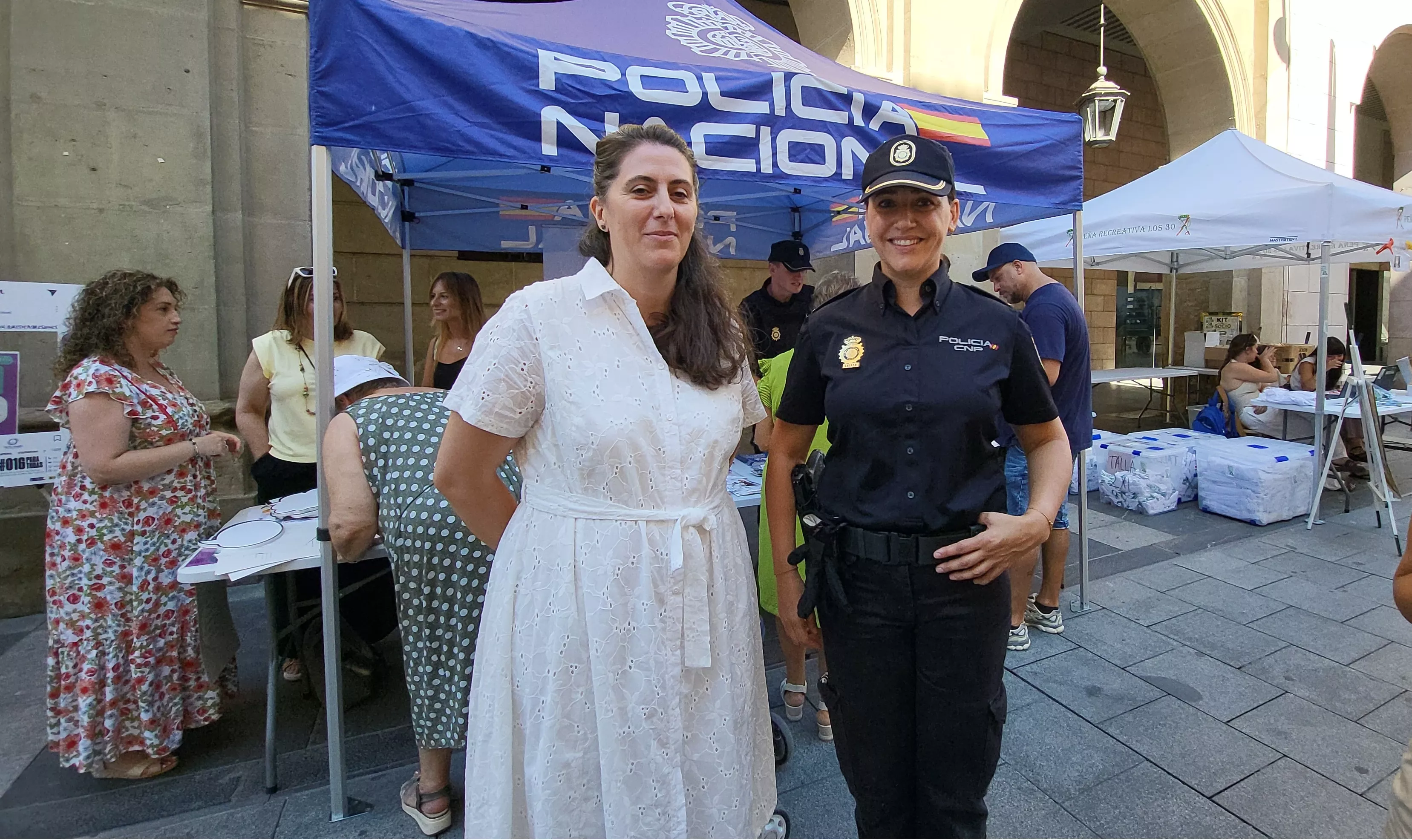 María Jesús Savicente y Mar Gil. Estand para San Lorenzo de la Policía Nacional en los Porches de Galicia. Foto Mercedes Manterola