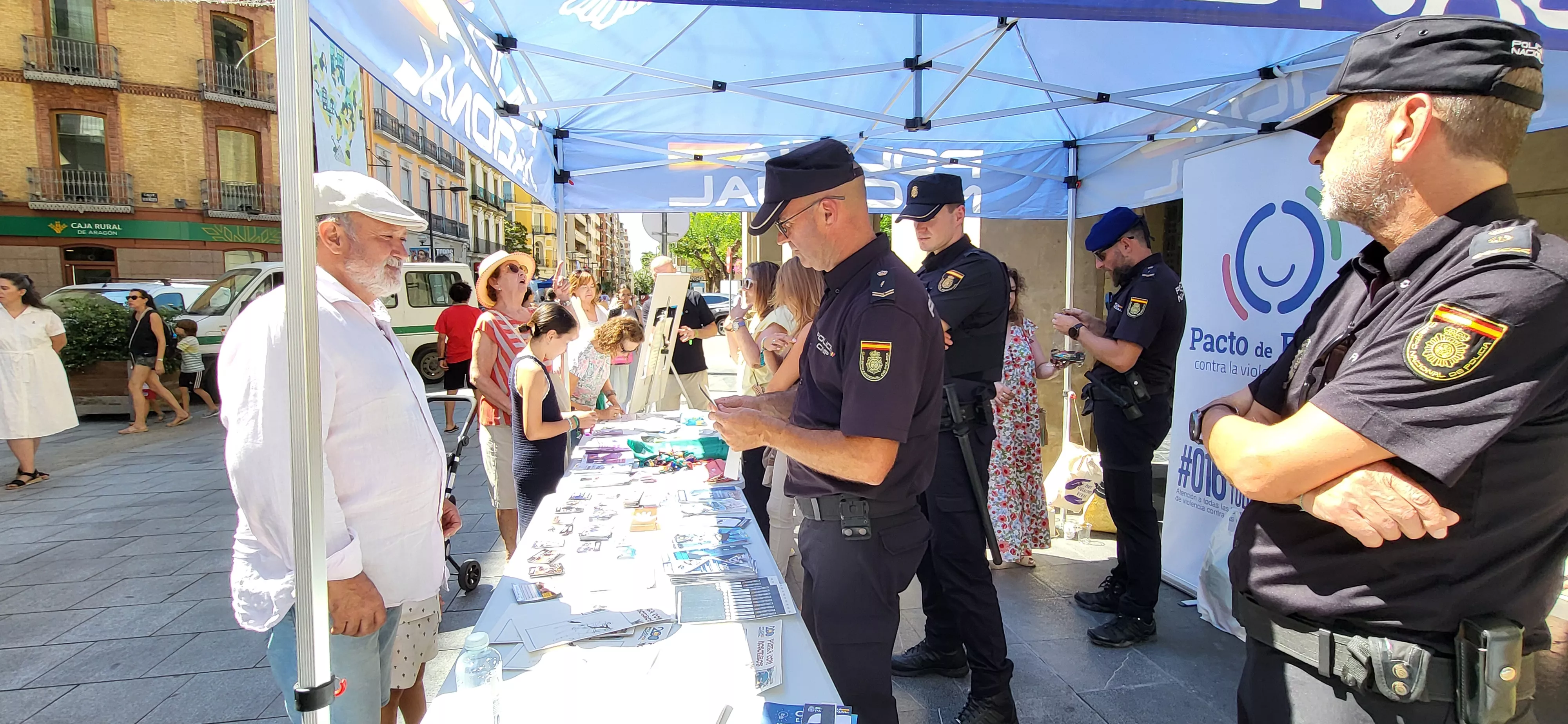 Estand para San Lorenzo de la Policía Nacional en los Porches de Galicia. Foto Mercedes Manterola