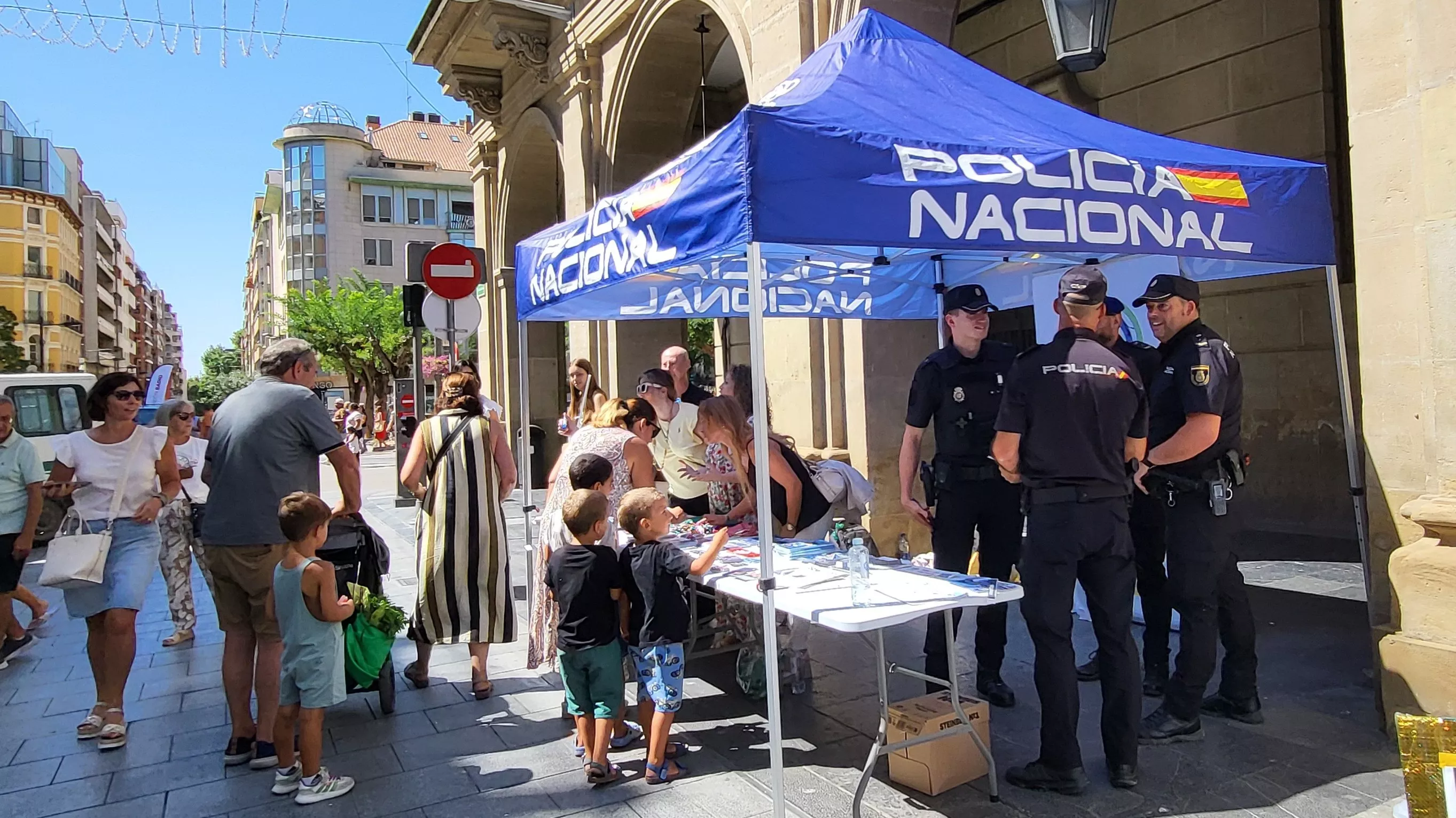 Estand para San Lorenzo de la Policía Nacional en los Porches de Galicia. Foto Mercedes Manterola