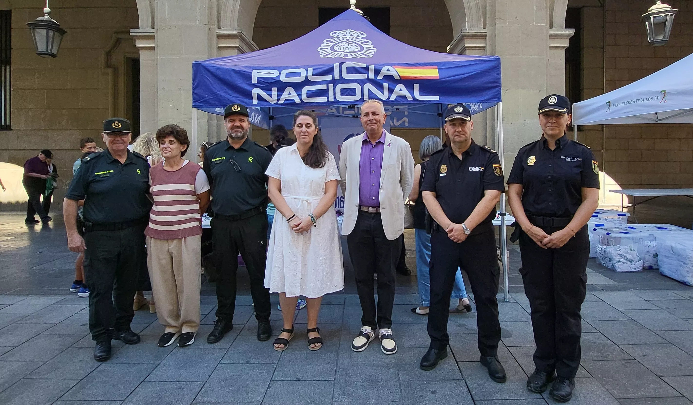 Presentación del punto informativo de la Policía Nacional en los Porches de Galicia que estará instalado este San Lorenzo.