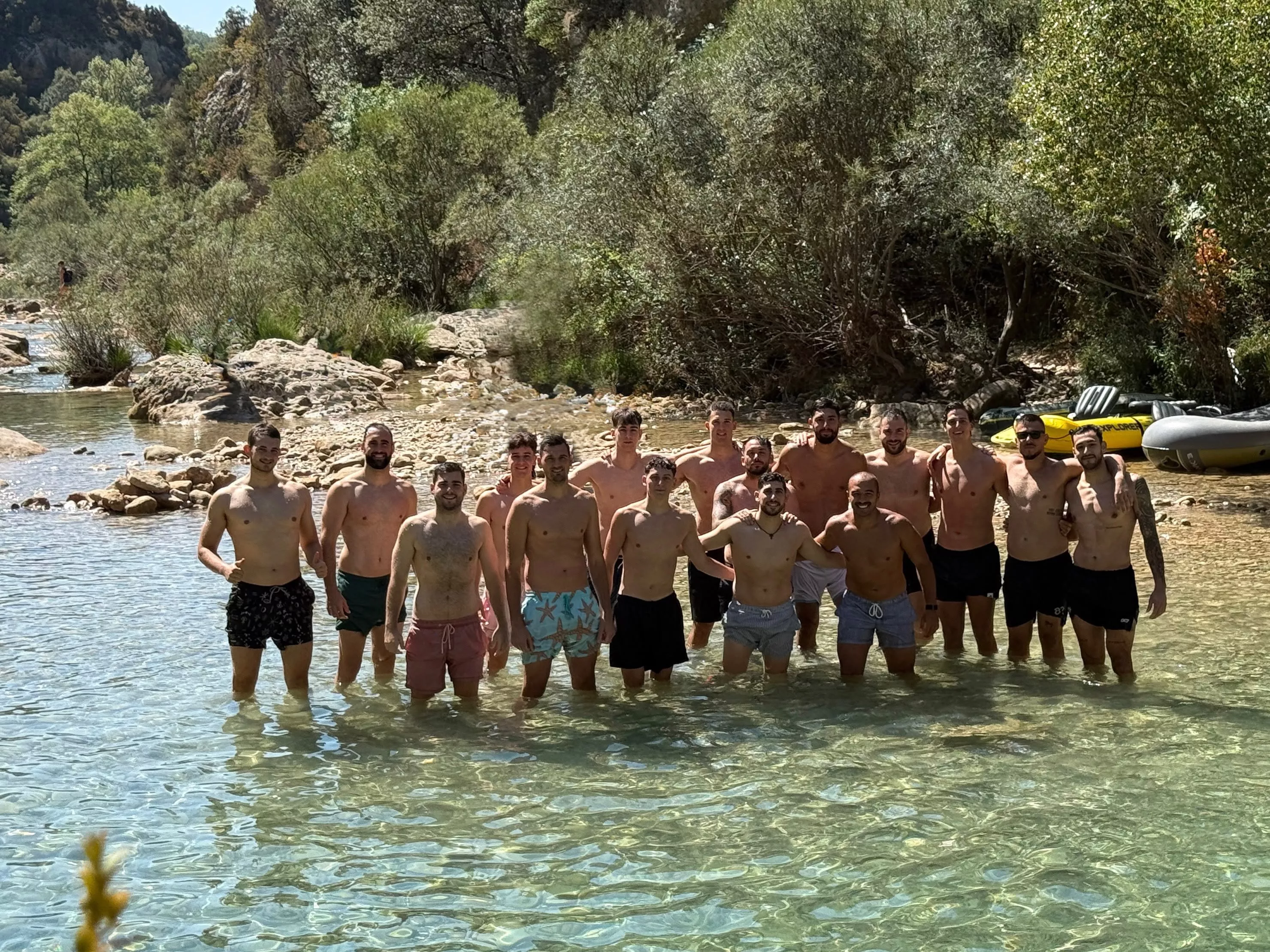 Los jugadores de Bada Huesca, en las pozas del Alcanadre en Rodellar