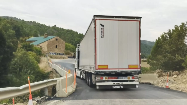 Un camión cruza uno de los pasos en obras de la A-132. Un camión cruza uno de los pasos en obras de la A-132.