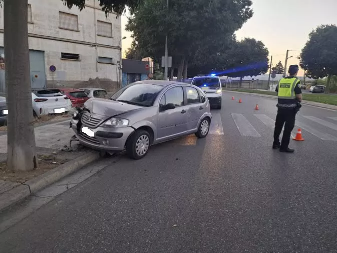 Un herido tras salirse de la vía y chocar contra un árbol en Huesca.