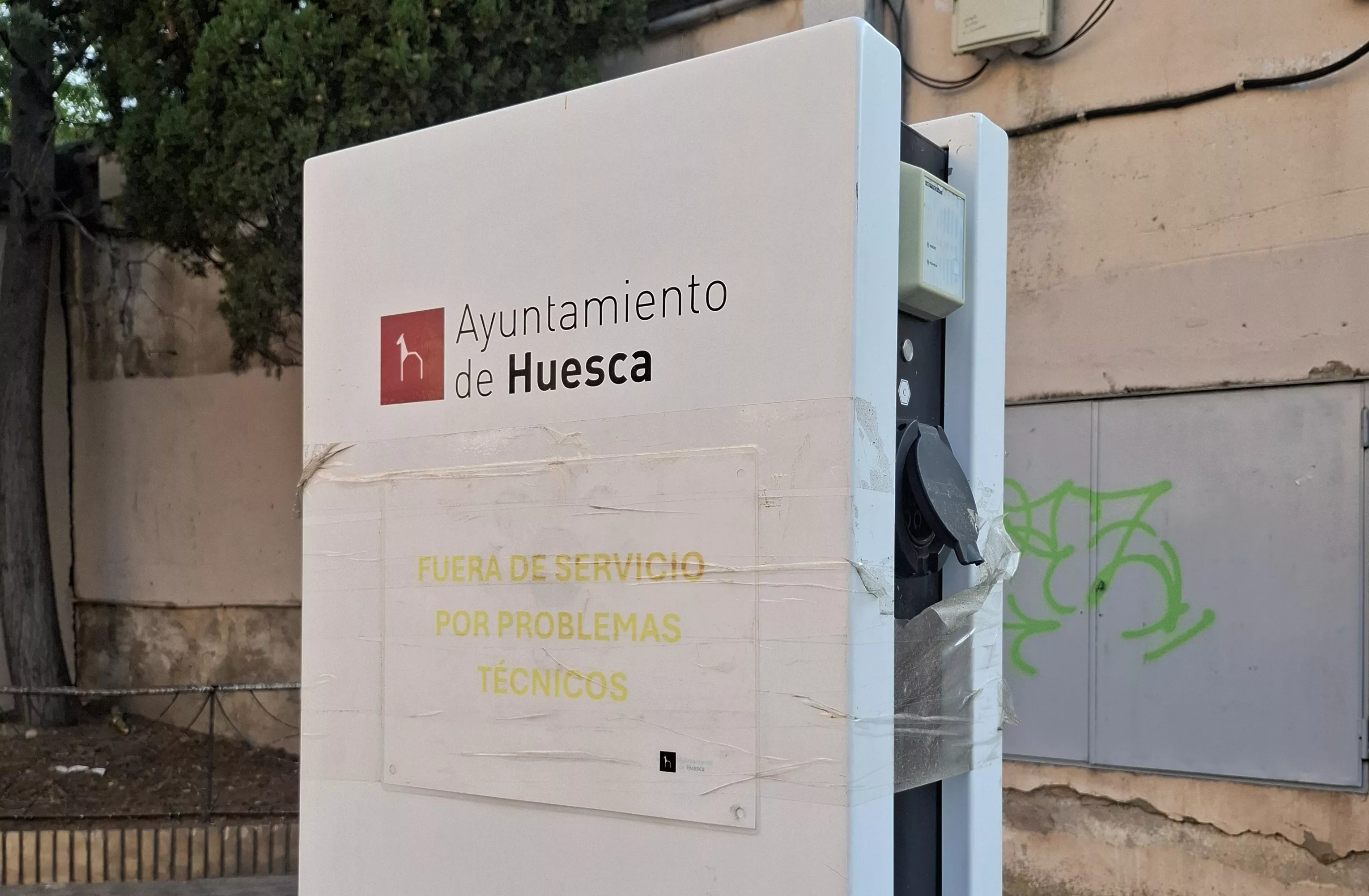 Huesca afronta San Lorenzo con toda su red municipal de recarga eléctrica apagada.