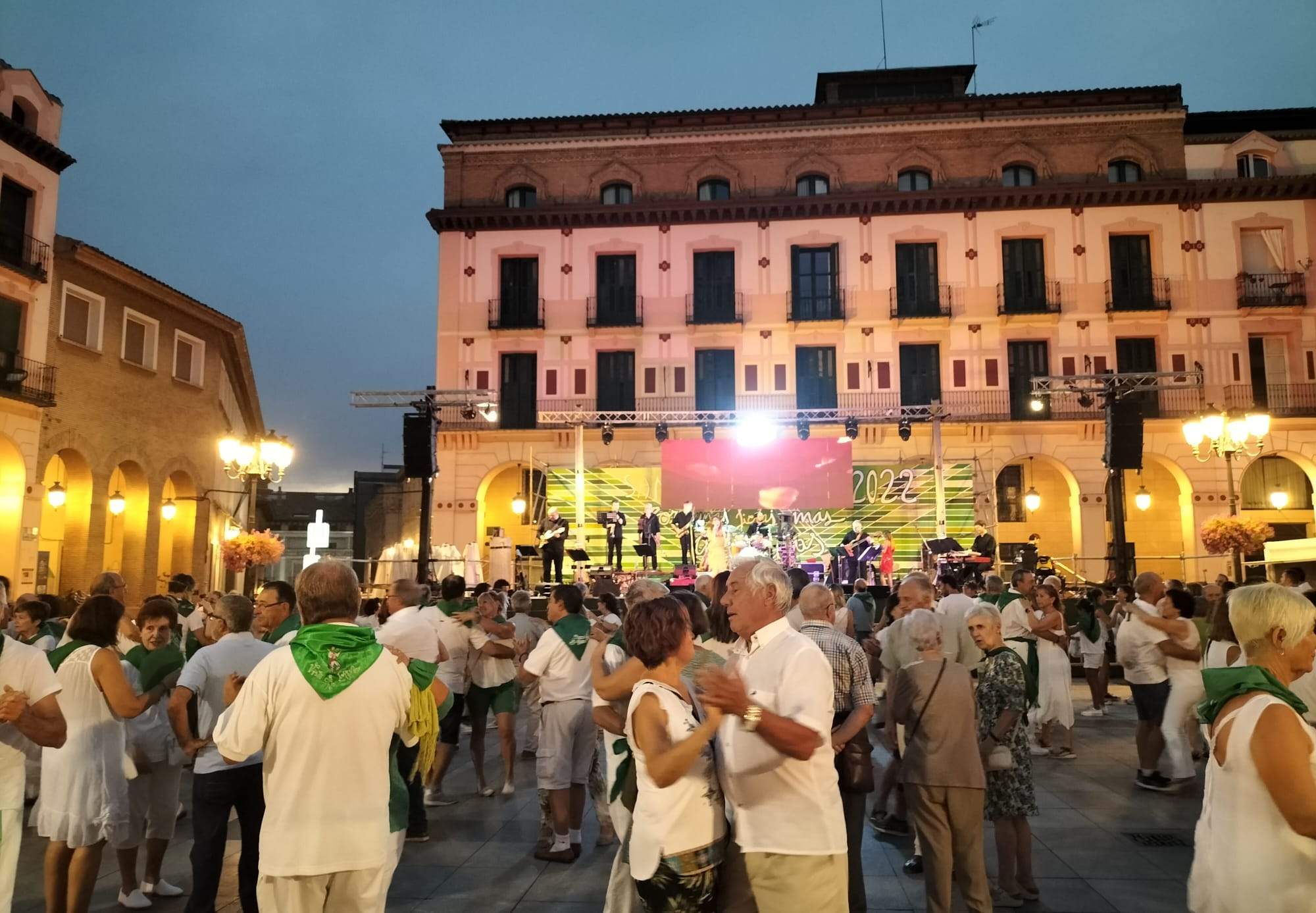 Animada velada de baile en la plaza López Allué