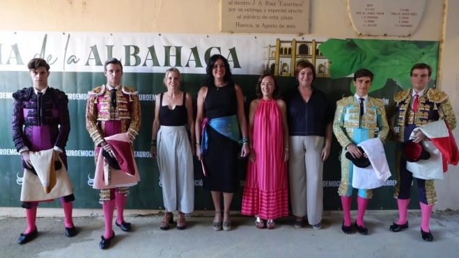 Lorena Orduna, alcaldesa de Huesca, junto a los novilleros.