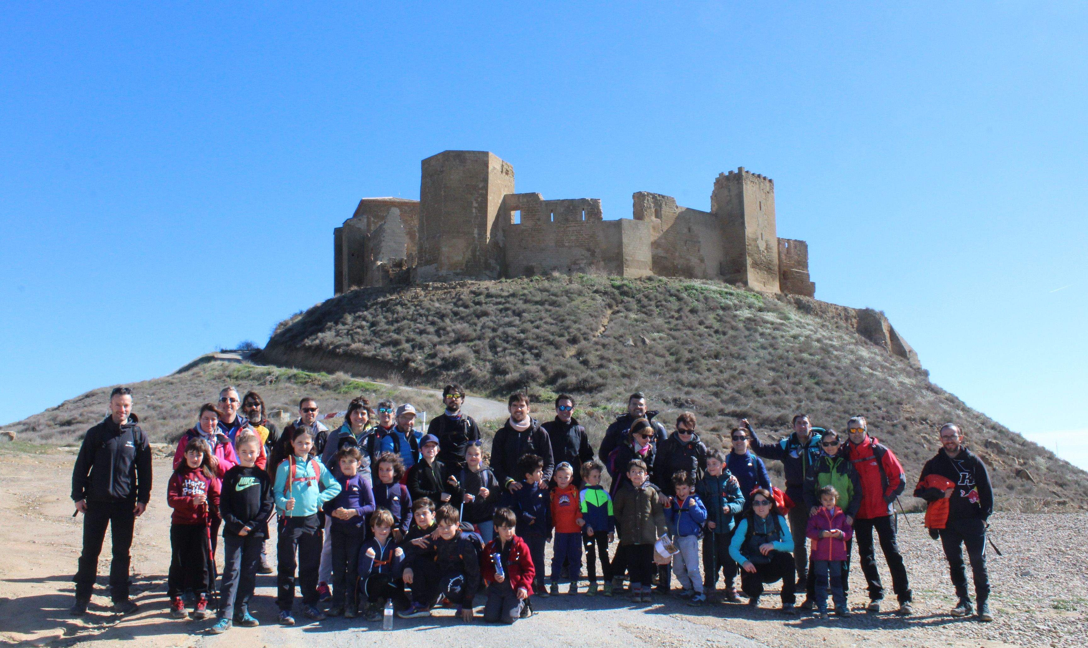 El grupo de Peque Guara con el castilo de Montearagón al fondo.