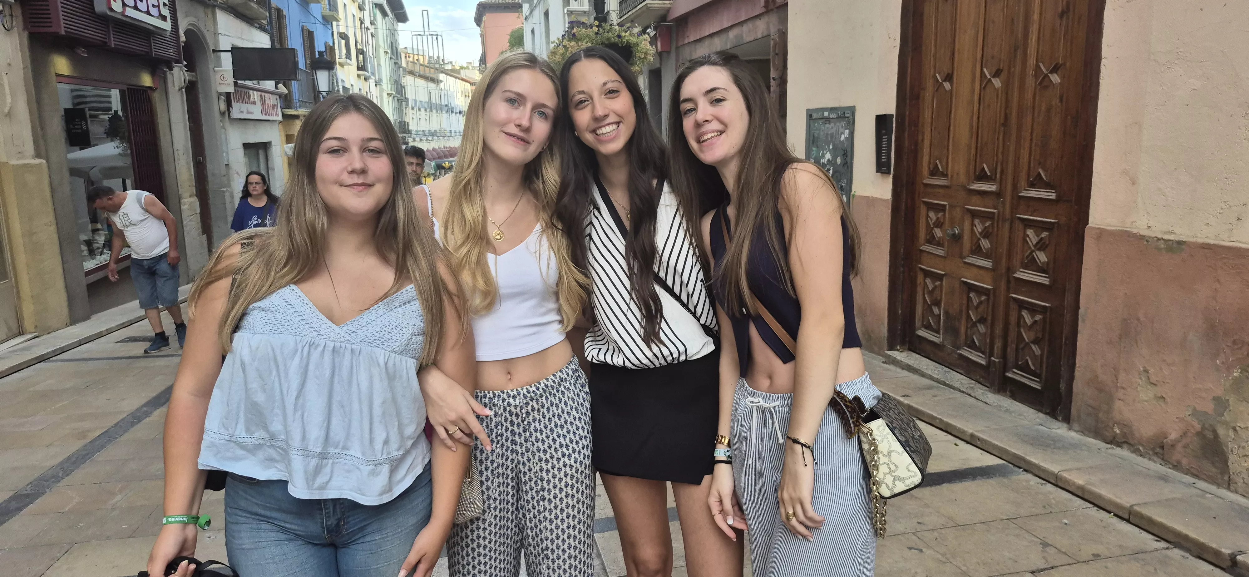 Víspera del inicio de las fiestas de San Lorenzo: los jóvenes hacen planes. Foto Myriam Martínez
