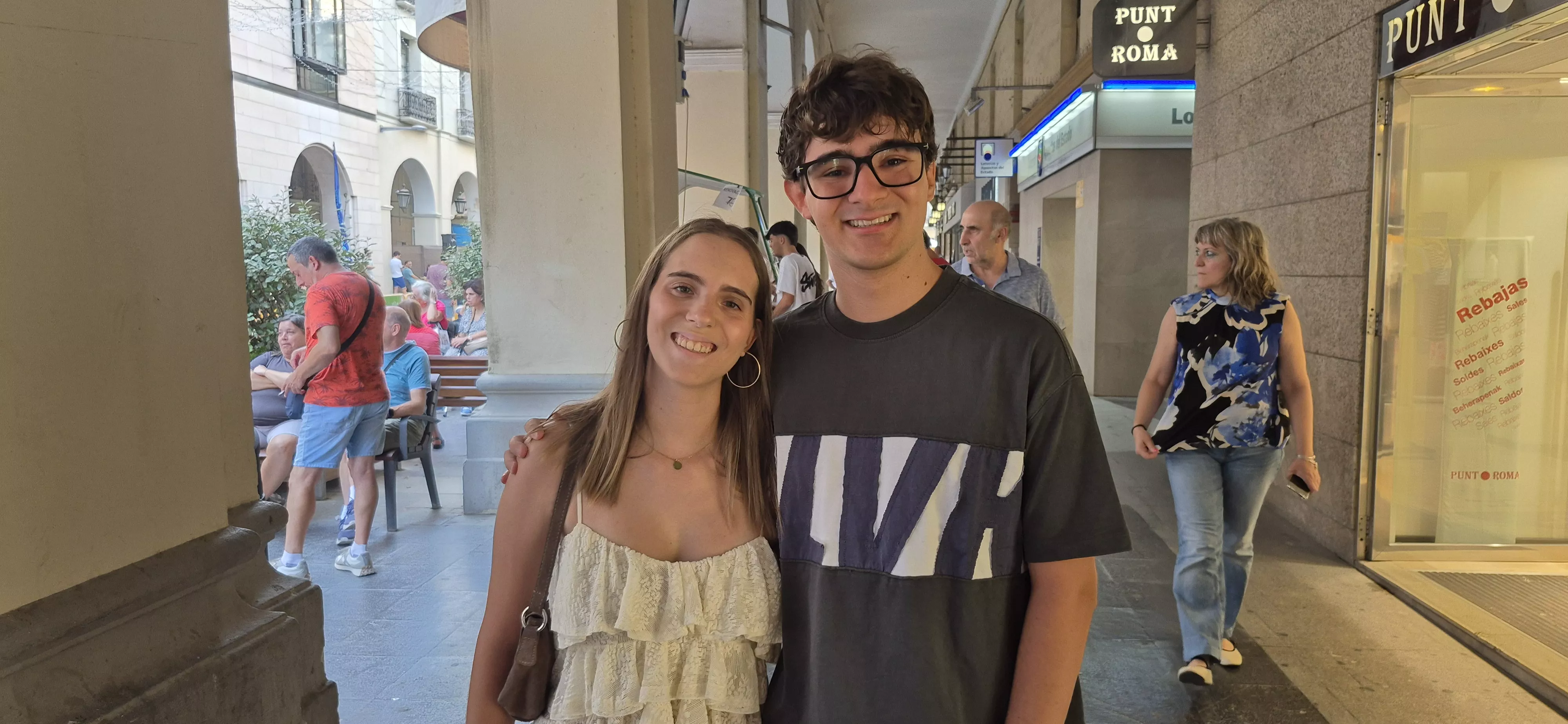 Víspera del inicio de las fiestas de San Lorenzo: los jóvenes hacen planes. Foto Myriam Martínez