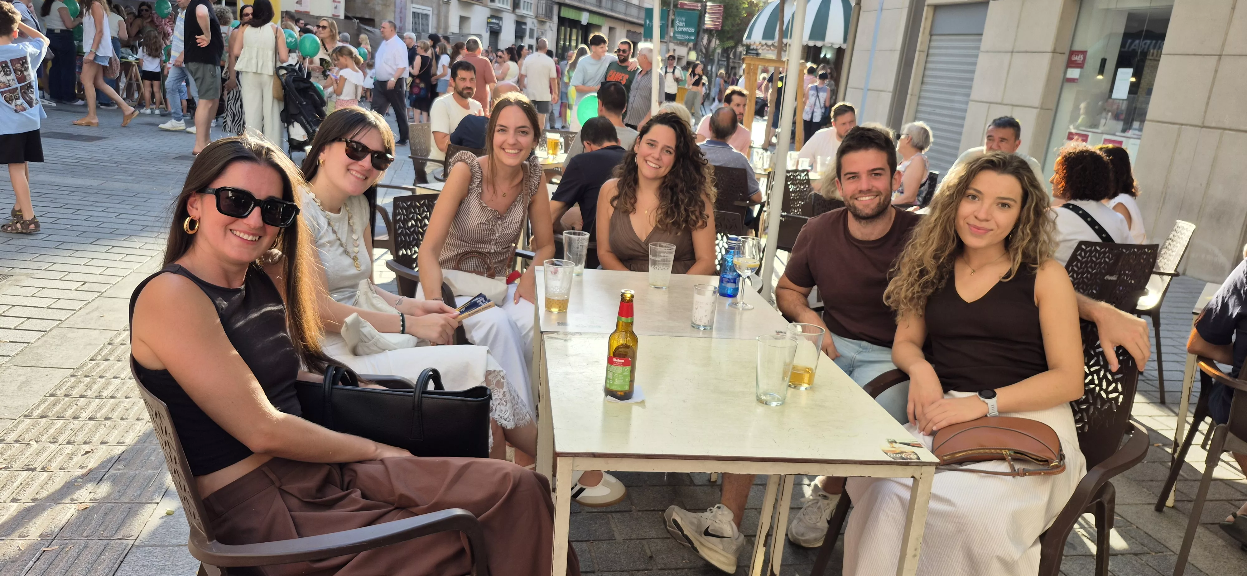 Víspera del inicio de las fiestas de San Lorenzo: los jóvenes hacen planes. Foto Myriam Martínez