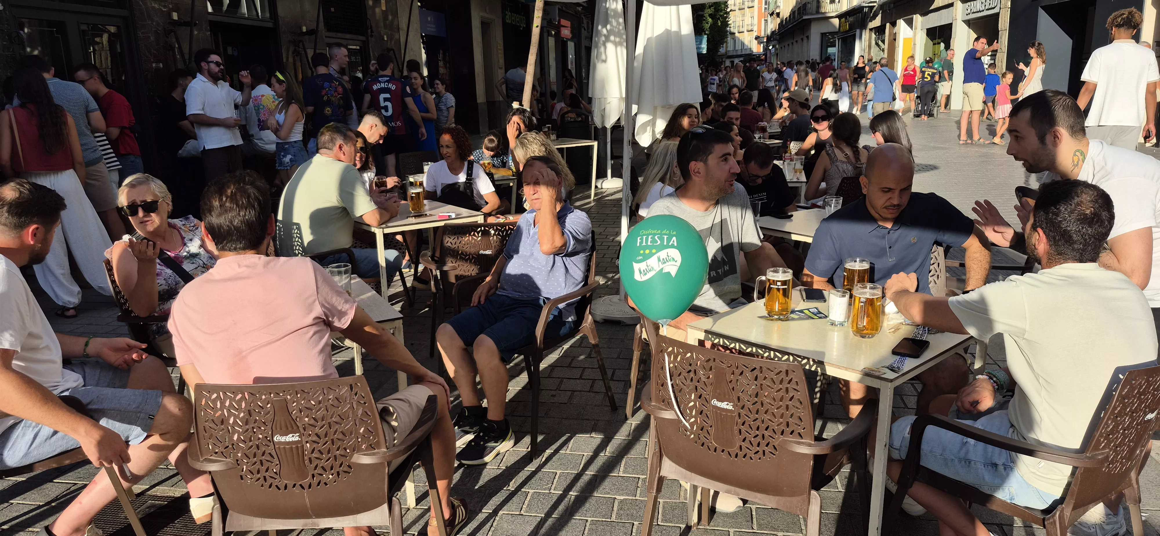 Víspera del inicio de las fiestas de San Lorenzo: los jóvenes hacen planes. Foto Myriam Martínez