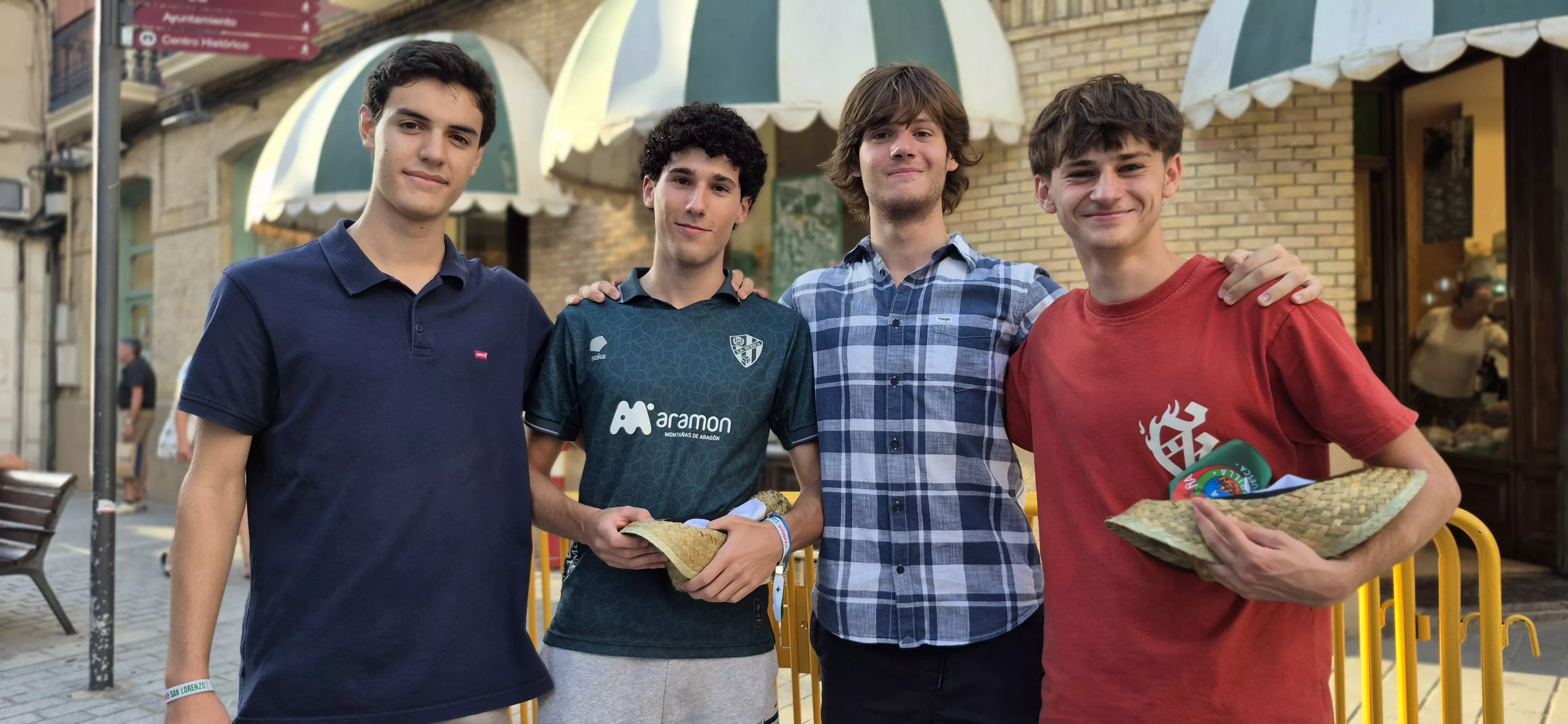 Víspera del inicio de las fiestas de San Lorenzo: los jóvenes hacen planes. Foto Myriam Martínez