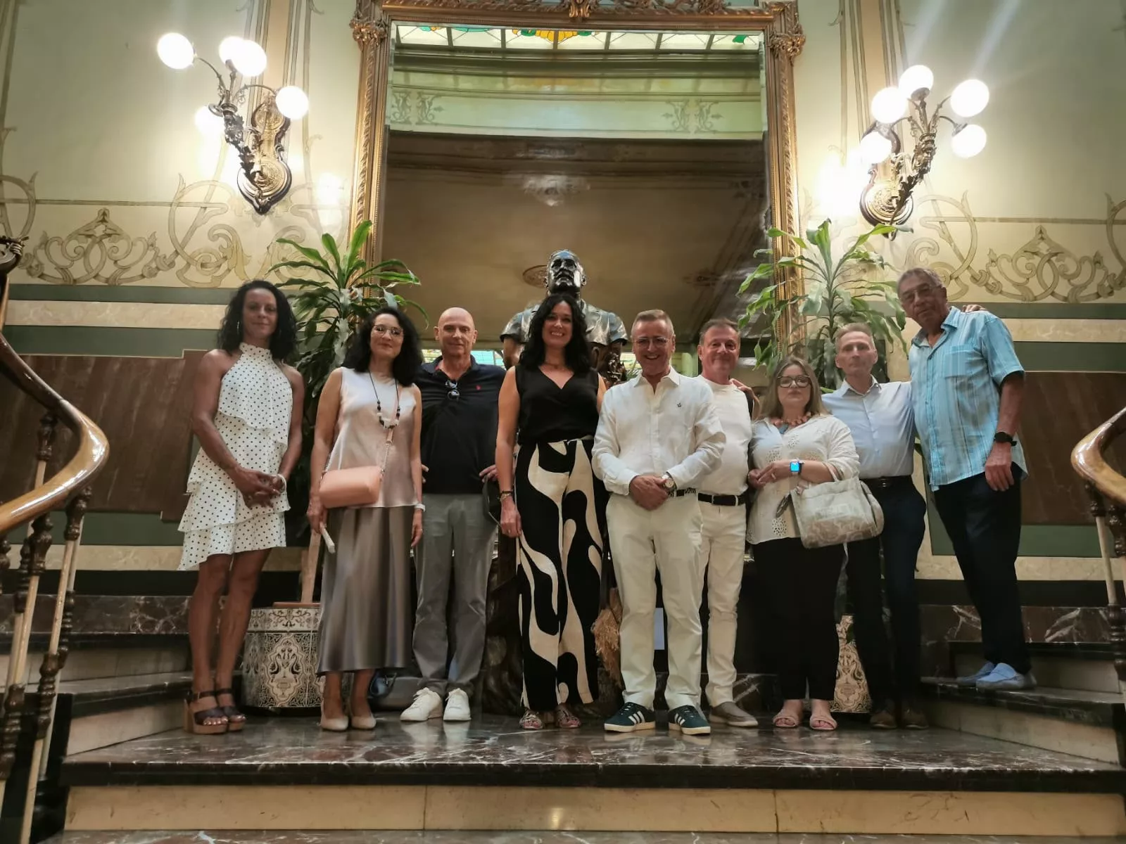 Las delegaciones de Huesca y Tarbes en las escaleras del Casino con el busto de Manuel Camo Nogués