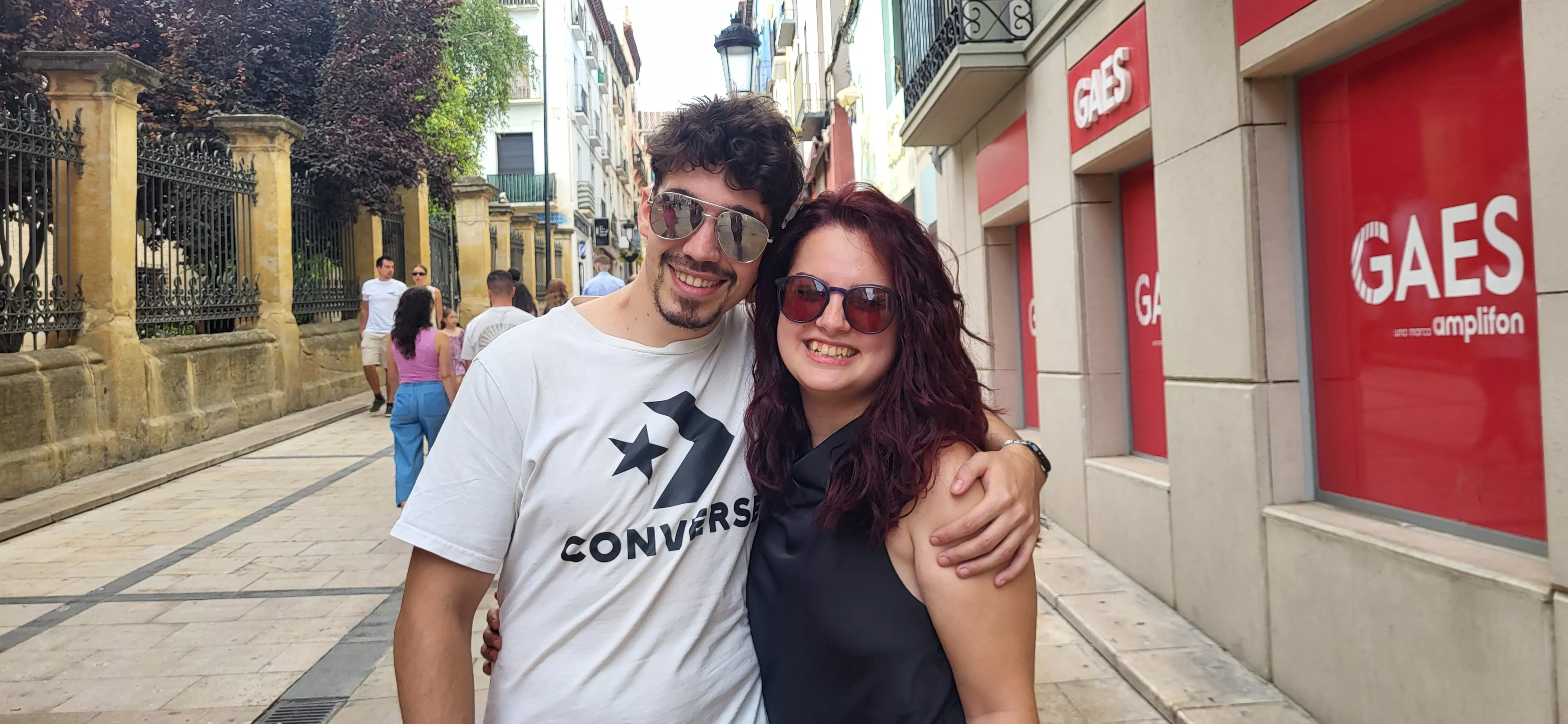 Víspera del inicio de las fiestas de San Lorenzo: los jóvenes hacen planes. Foto Mercedes Manterola