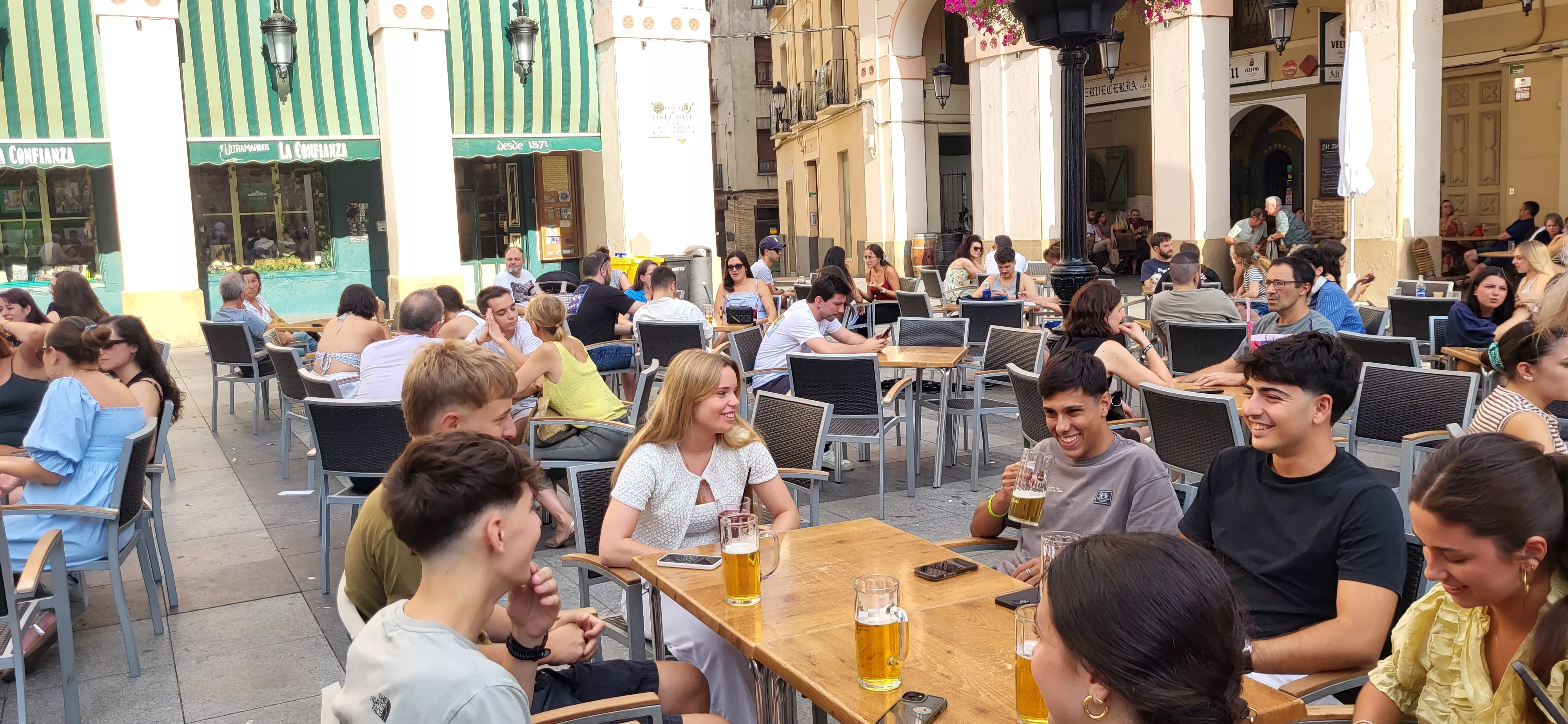 Víspera del inicio de las fiestas de San Lorenzo: los jóvenes hacen planes. Foto Mercedes Manterola