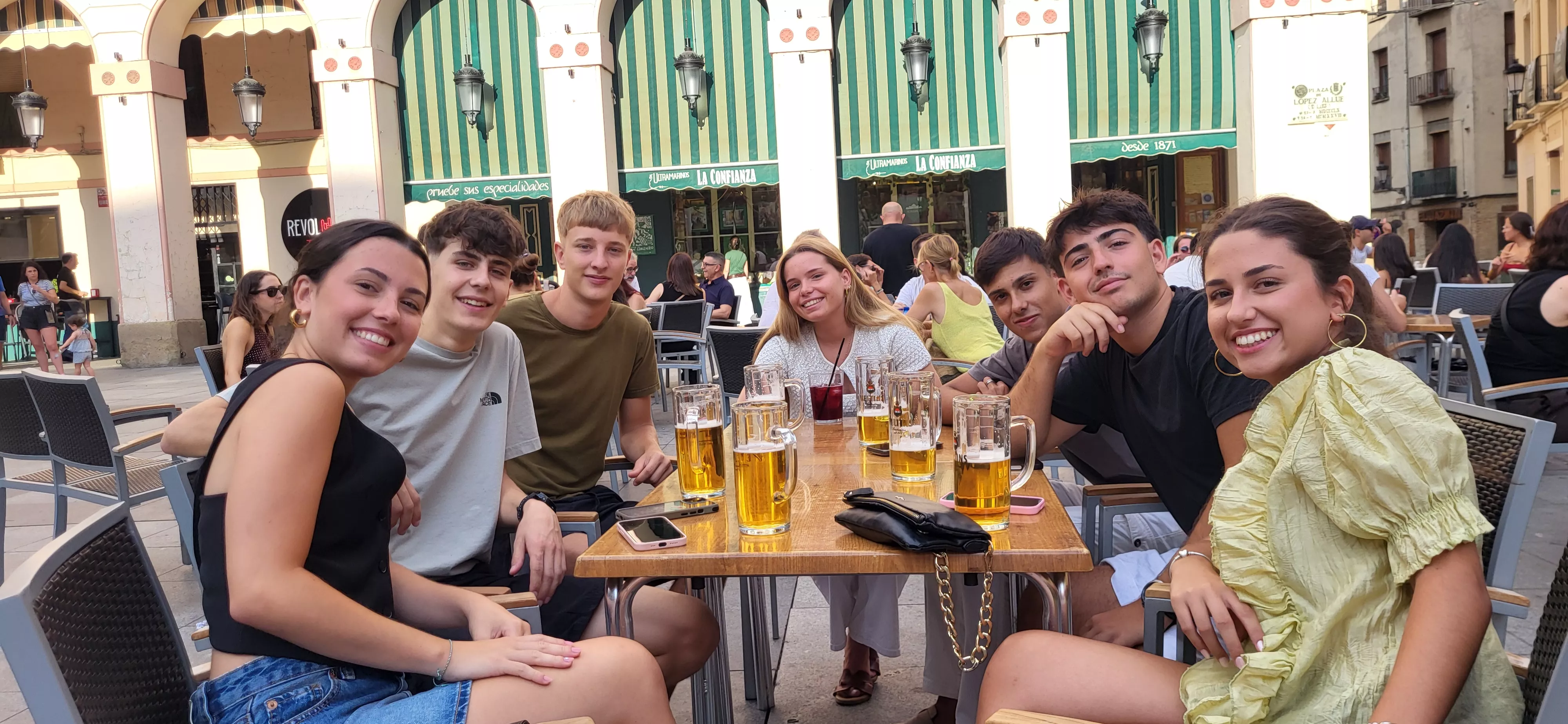 Víspera del inicio de las fiestas de San Lorenzo: los jóvenes hacen planes. Foto Mercedes Manterola
