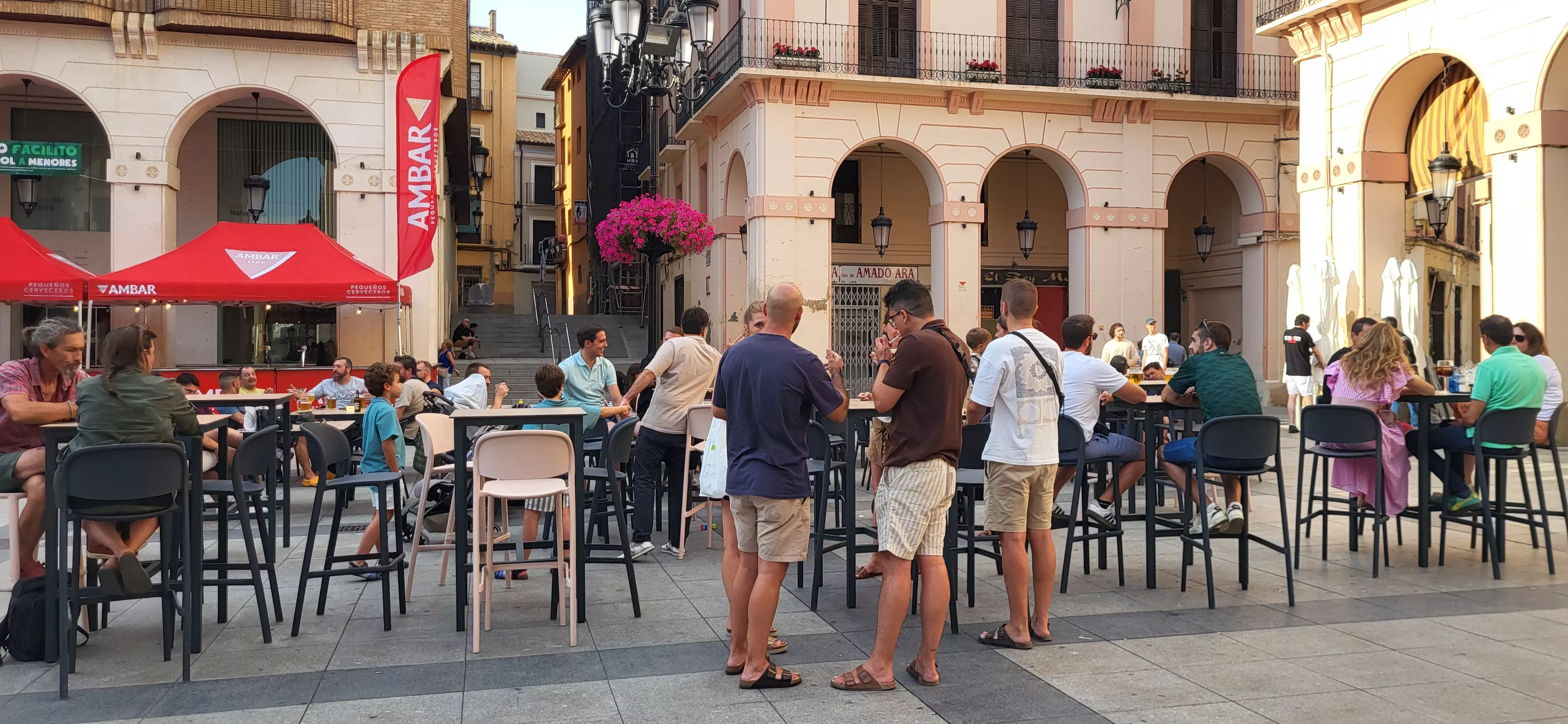 Víspera del inicio de las fiestas de San Lorenzo: los jóvenes hacen planes. Foto Mercedes Manterola