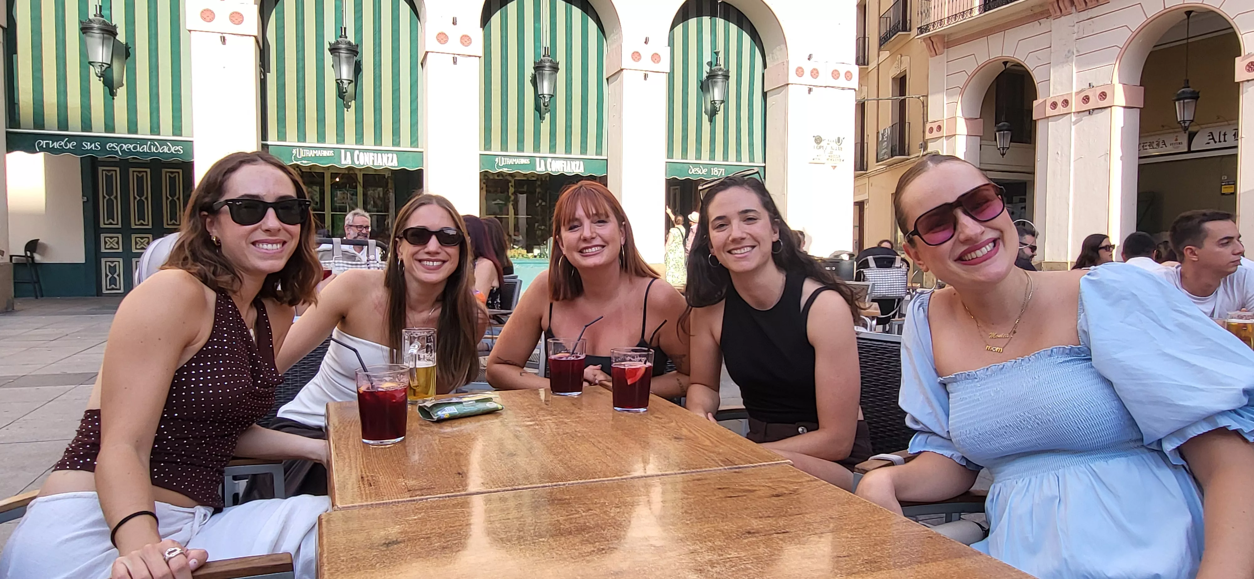 Víspera del inicio de las fiestas de San Lorenzo: los jóvenes hacen planes. Foto Mercedes Manterola