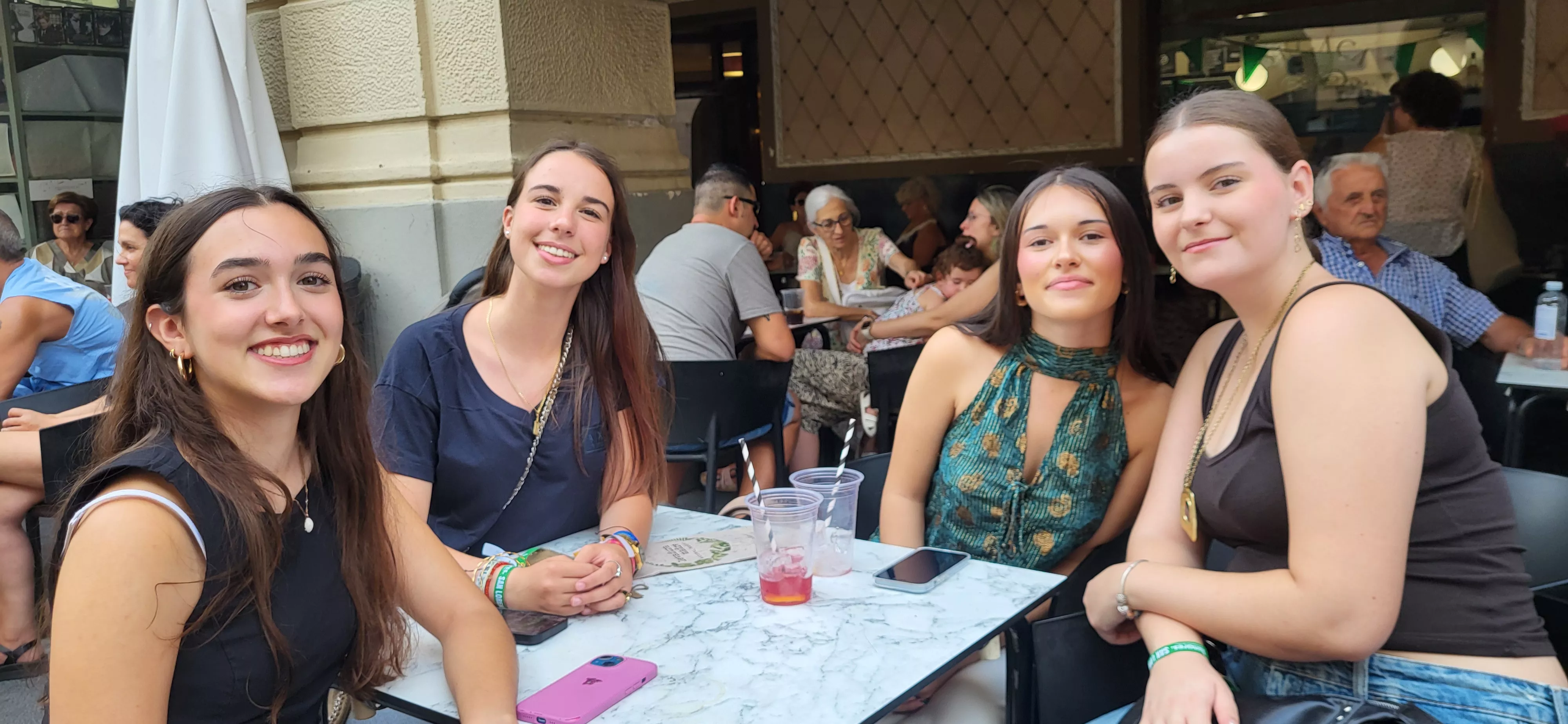 Víspera del inicio de las fiestas de San Lorenzo: los jóvenes hacen planes. Foto Mercedes Manterola