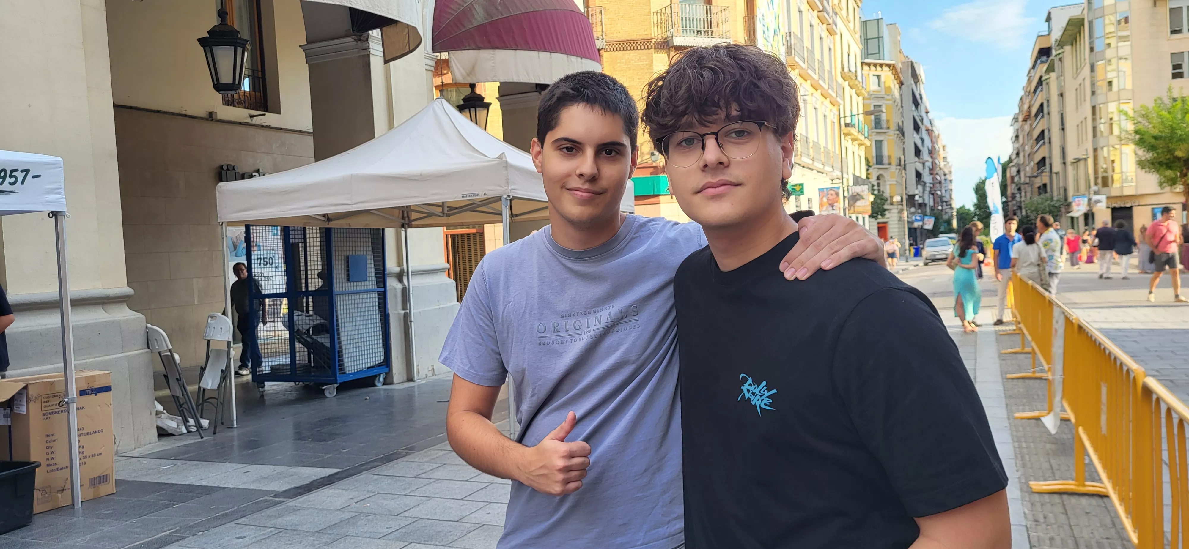 Víspera del inicio de las fiestas de San Lorenzo: los jóvenes hacen planes. Foto Mercedes Manterola