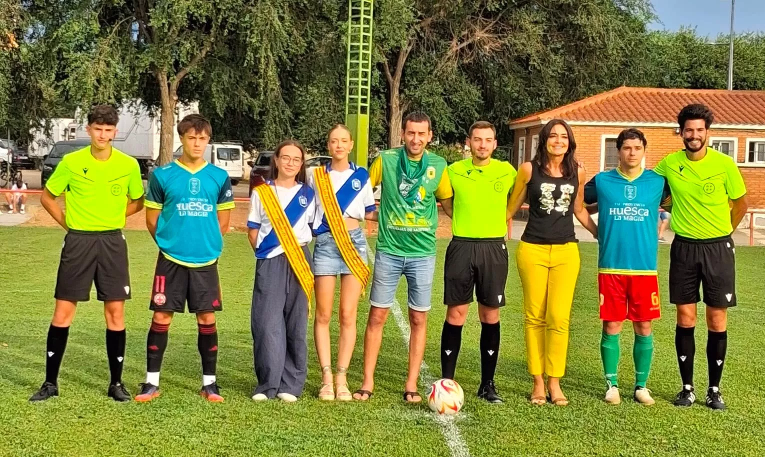 Capitanes, autoridades y reinas de las fiestas en San Lorenzo del Flumen antes del partido ante Internacional