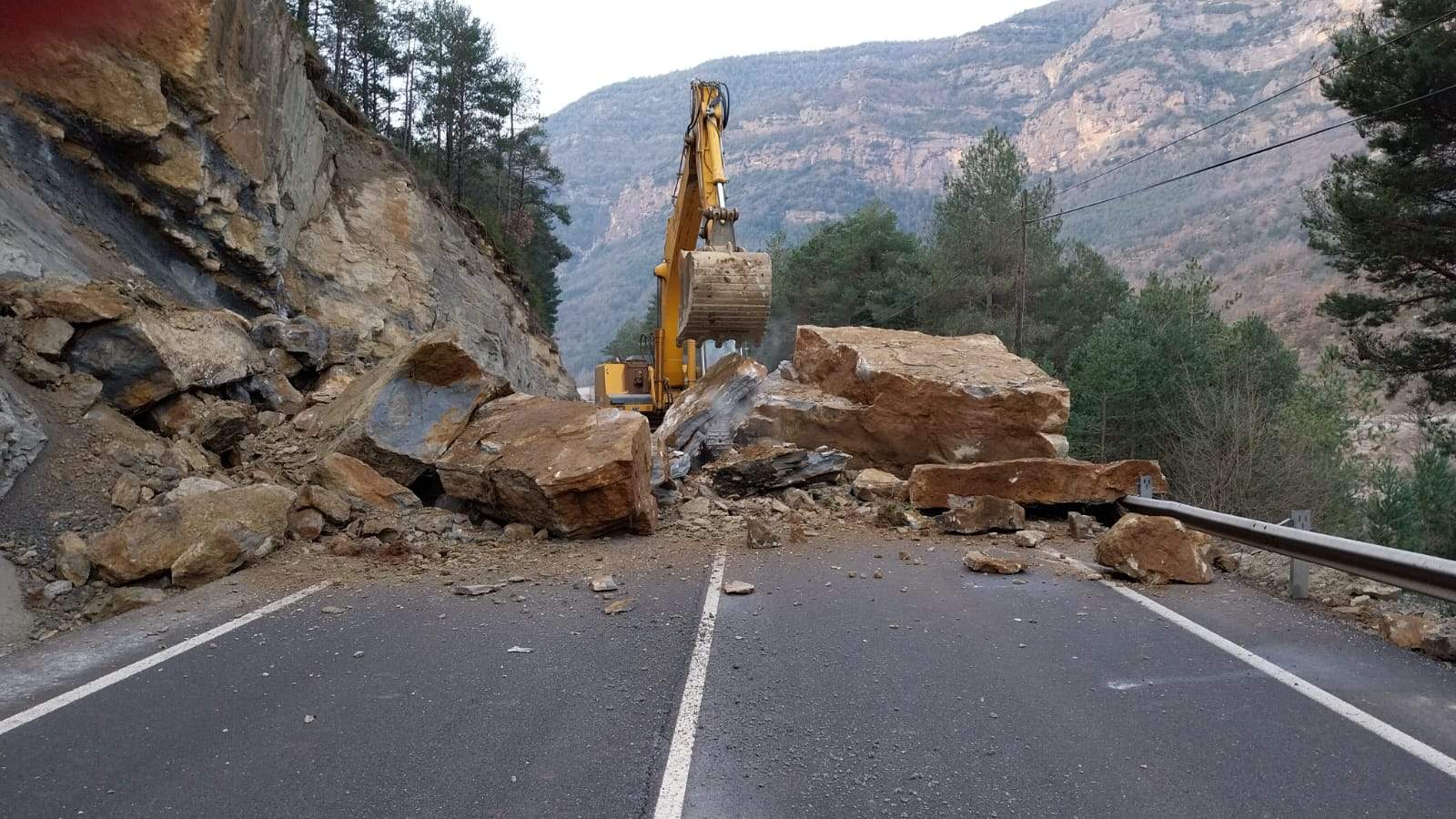 Máquina trabajando para despejar la vía tras el desprendimiento en Murillo de Liena.