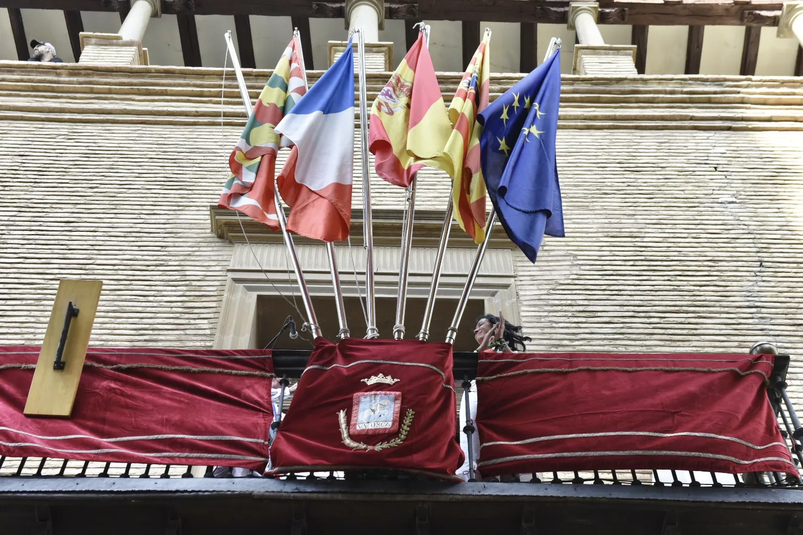 Izado de banderas con los alcaldes de Huesca, Lorena Orduna, y de Tarbes, Pascal Claverie. Foto Javier Blasco