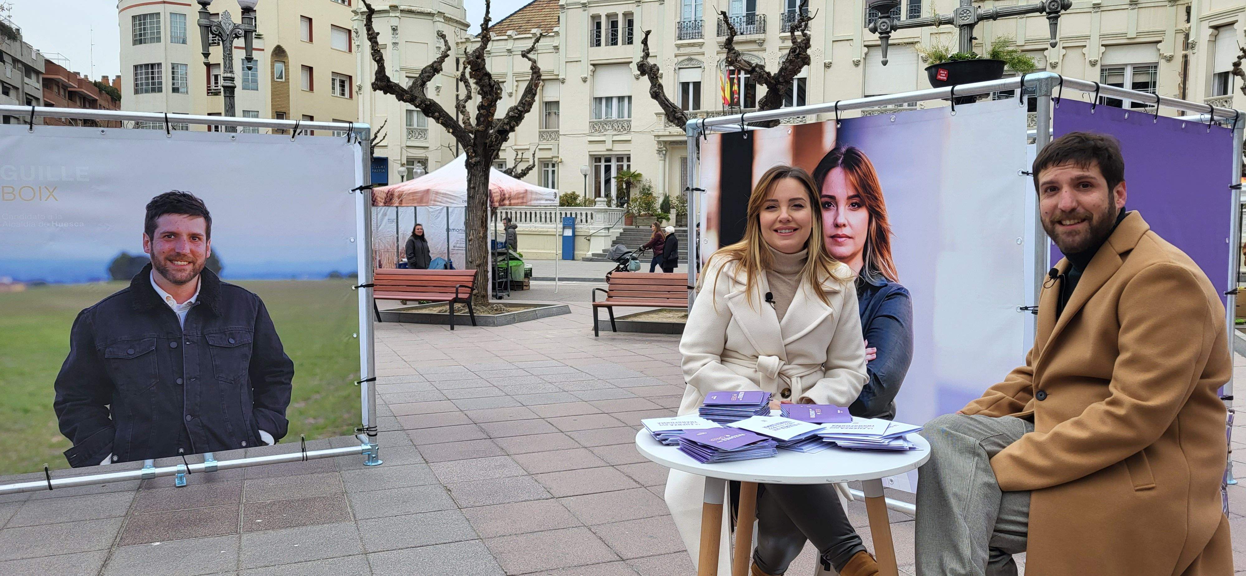 Maru Díaz y Guillermo Boix, de Podemos Aragón y Huesca, en la plaza de Navarra. Foto Myriam Martínez