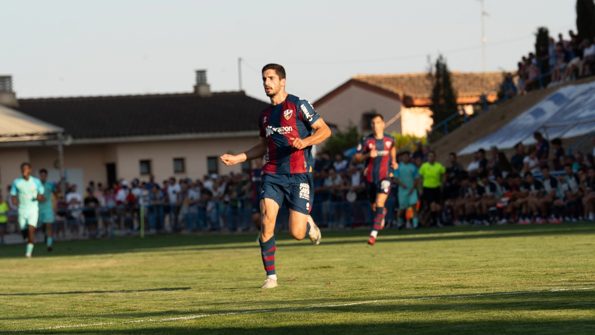 Pascu, jugador del Huesca. Definidos los horarios de las dos primeras jornadas de Primera RFEF