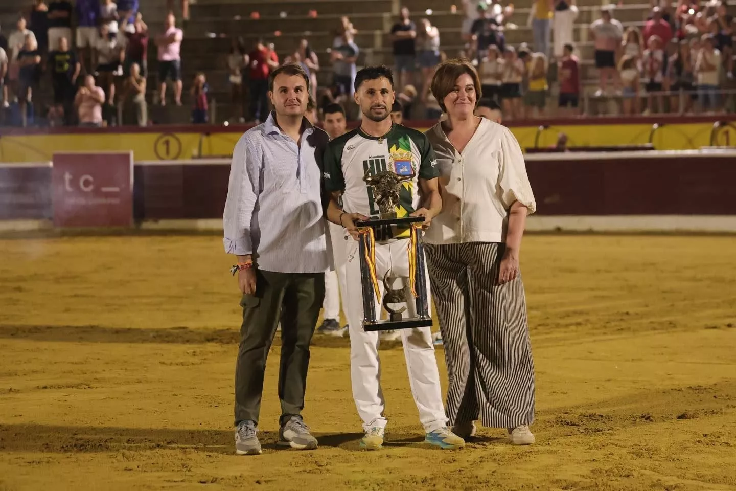Rober Alegre, campeón del concurso de recortadores de Huesca 2026, junto a Sergio Moreno y Silvia San Vicente, de Tauroemoción. Foto: Tauroemoción