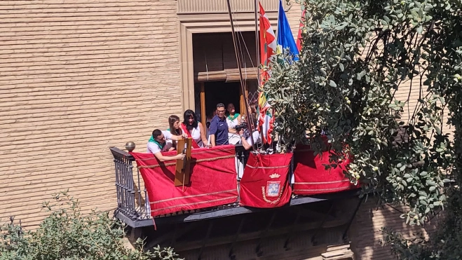 Lanzamiento del cohete por Valeria Corrales con la alcaldesa, Lorena Orduna