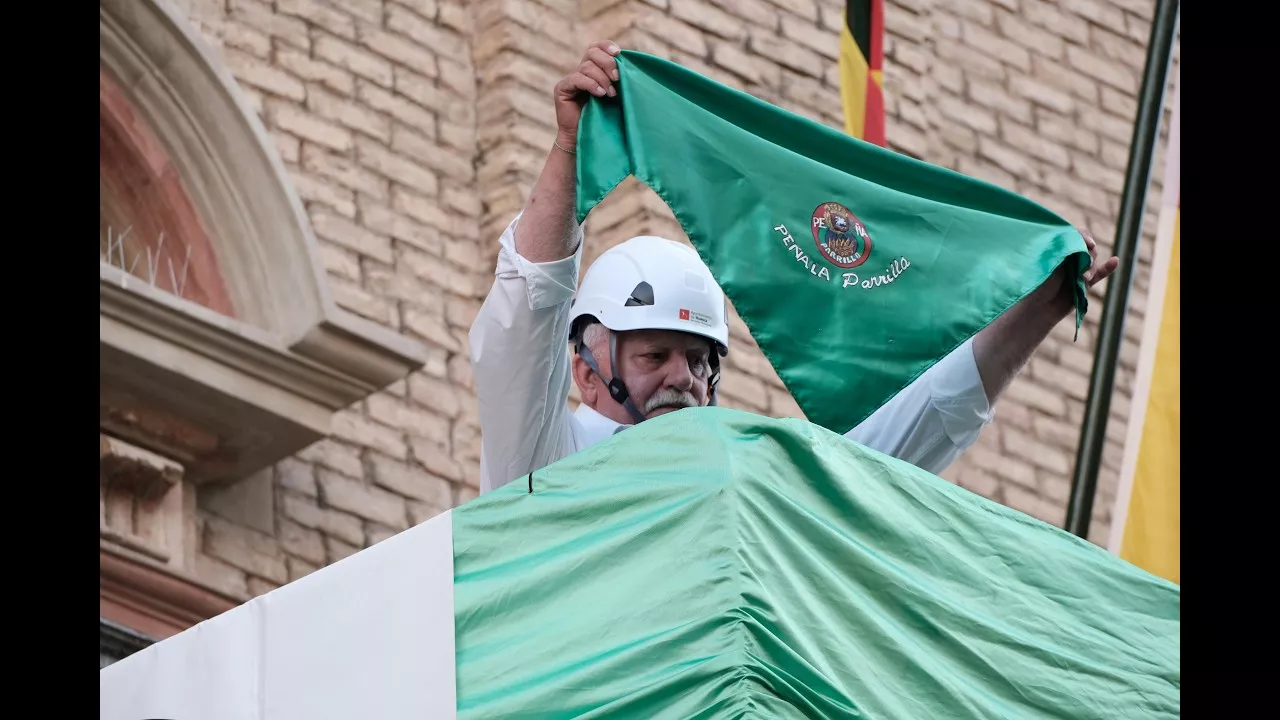 Carlos Jalle devuelve al Saludo al Santo su himno original.