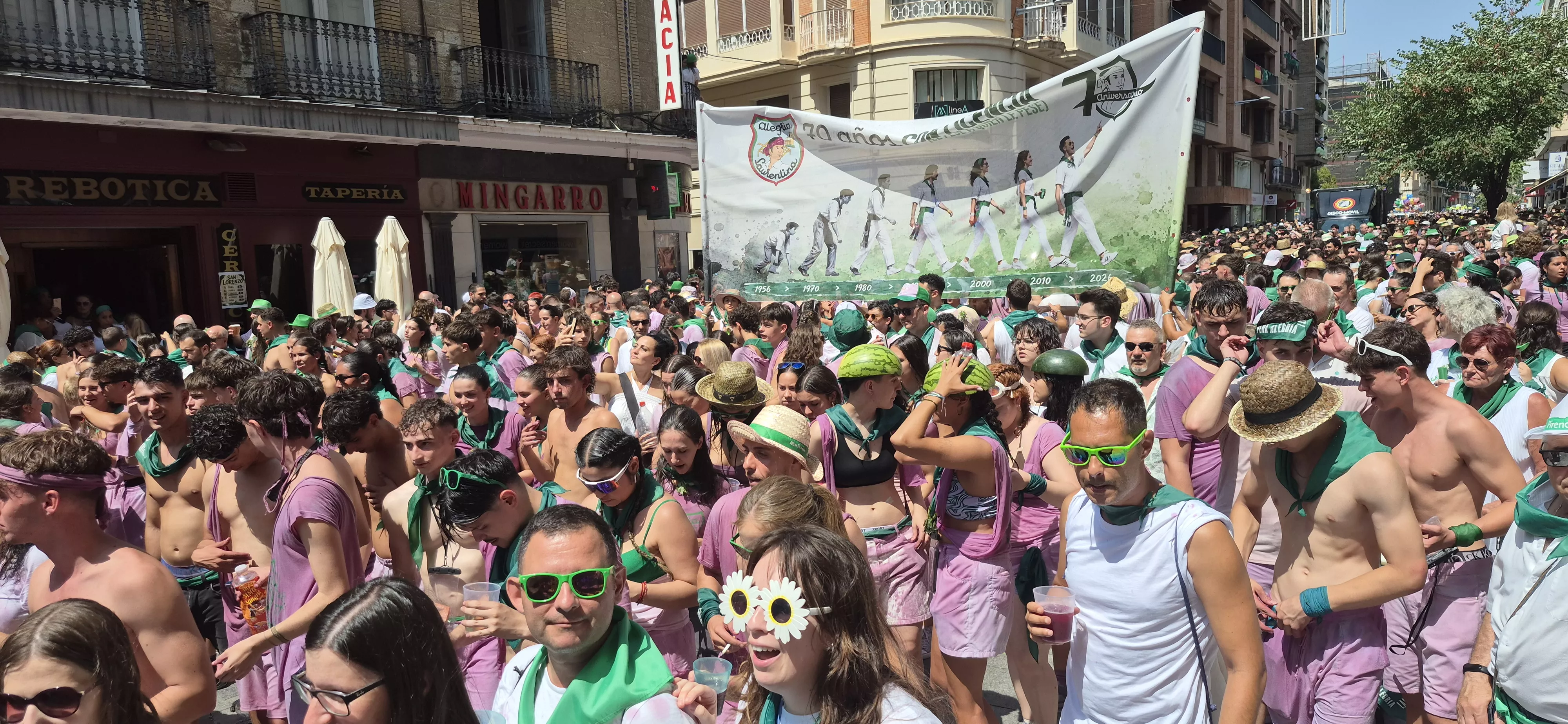 Huesca desborda las calles tras el cohete en una cabalgata de San Lorenzo llena de humor y reivindicación. Foto Myriam Martínez