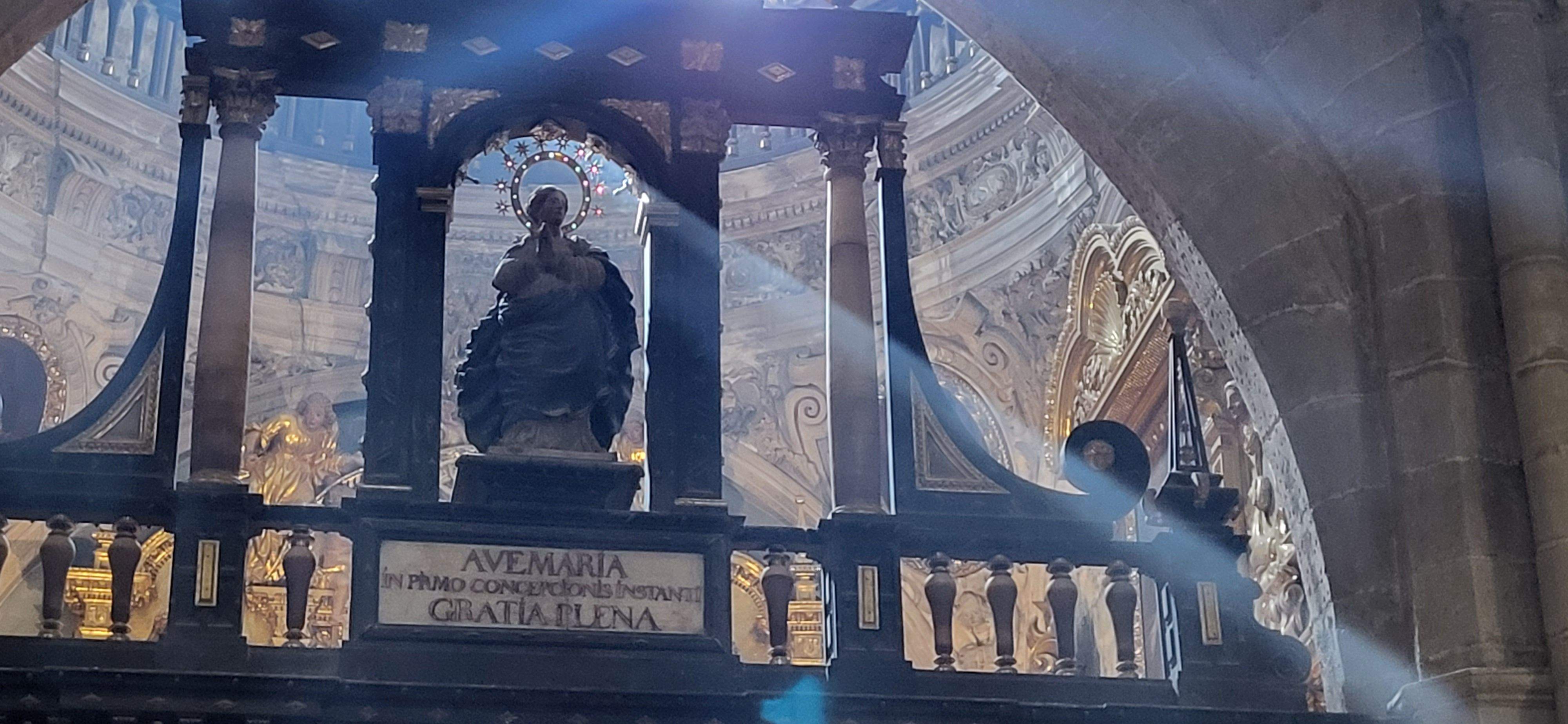 La luz atraviesa la corona de la Inmaculada en la capilla de San Joaquín. Foto: Mercedes Manterola