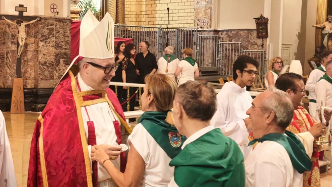 El obispo Satué saluda a varios feligreses