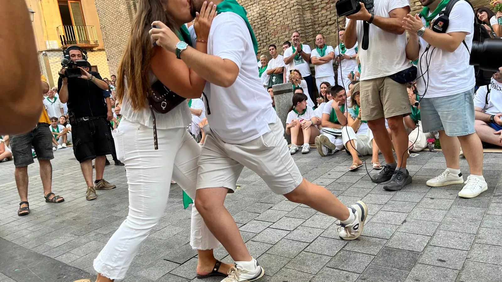 Pedida de mano de Ángel a Sandra antes de los Danzantes. Foto Mercedes Manterola