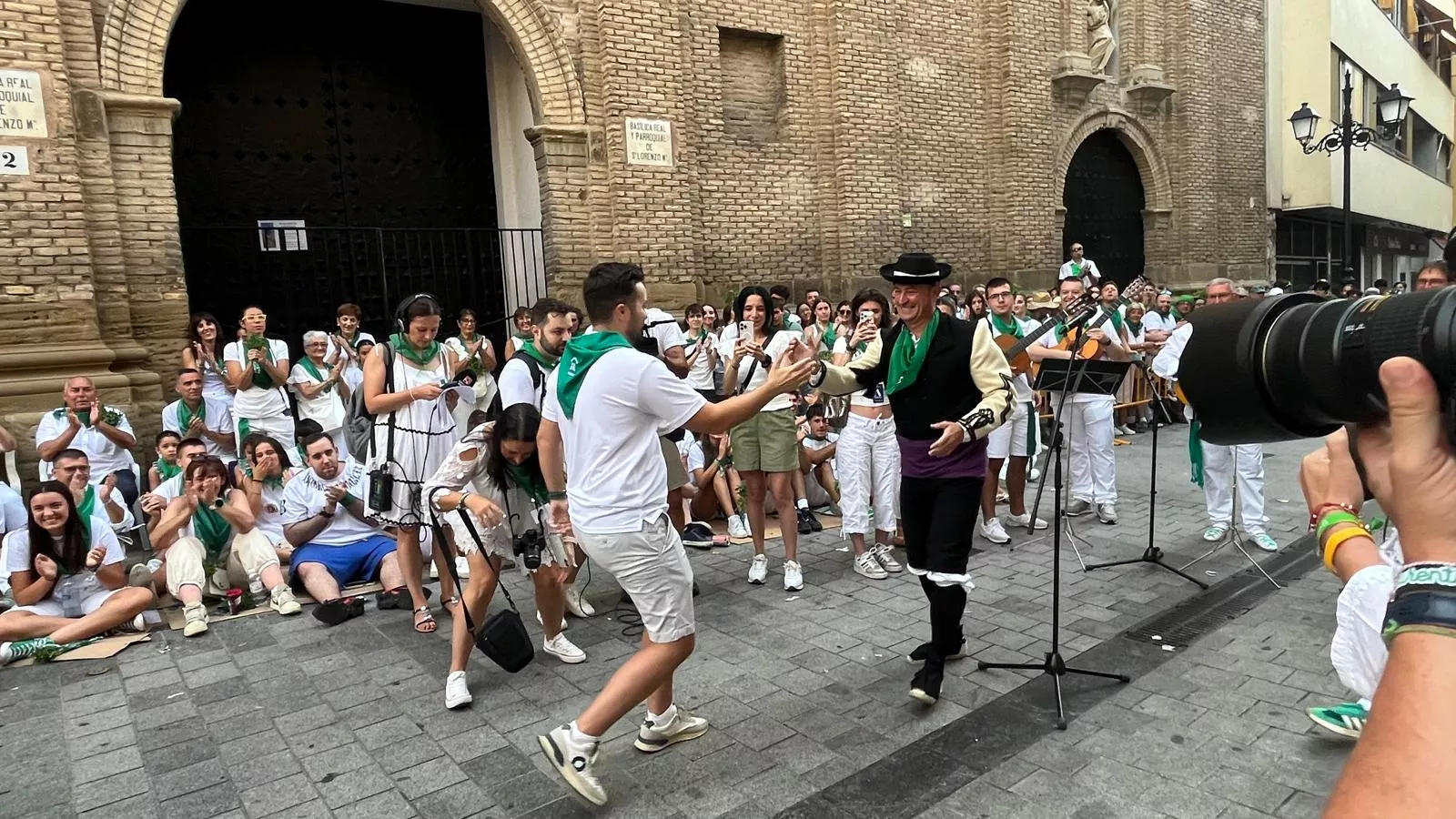 Pedida de mano de Ángel a Sandra antes de los Danzantes. Foto Mercedes Manterola