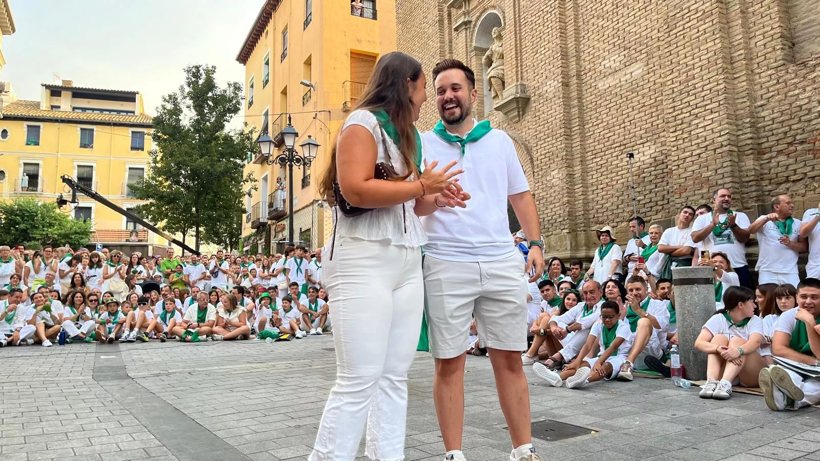 Pedida de mano de Ángel a Sandra antes de los Danzantes. Foto Mercedes Manterola