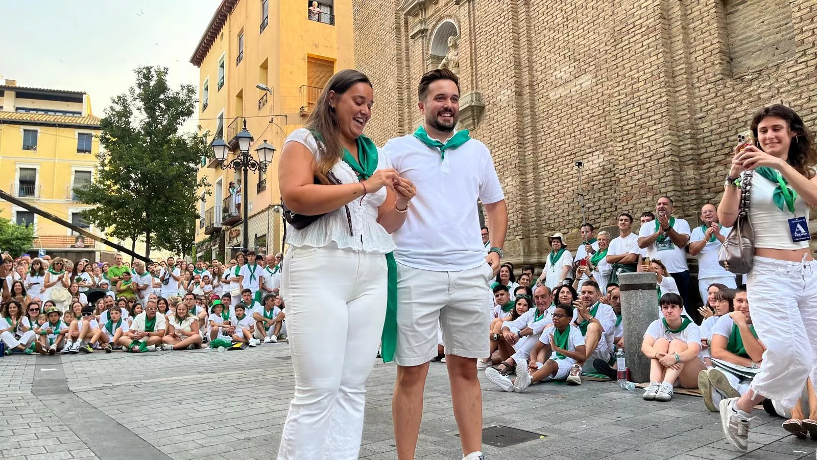 Pedida de mano de Ángel a Sandra antes de los Danzantes. Foto Mercedes Manterola