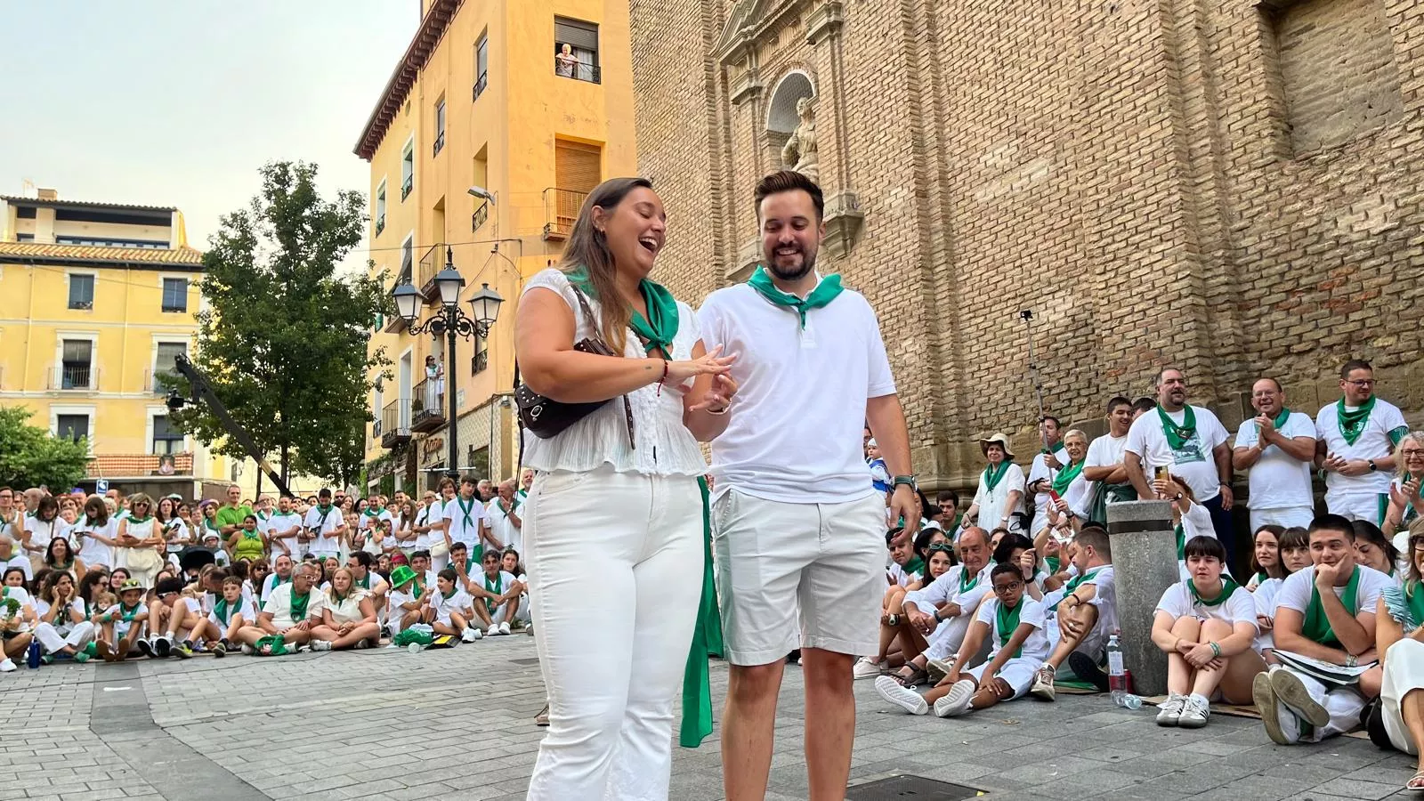 Pedida de mano de Ángel a Sandra antes de los Danzantes. Foto Mercedes Manterola