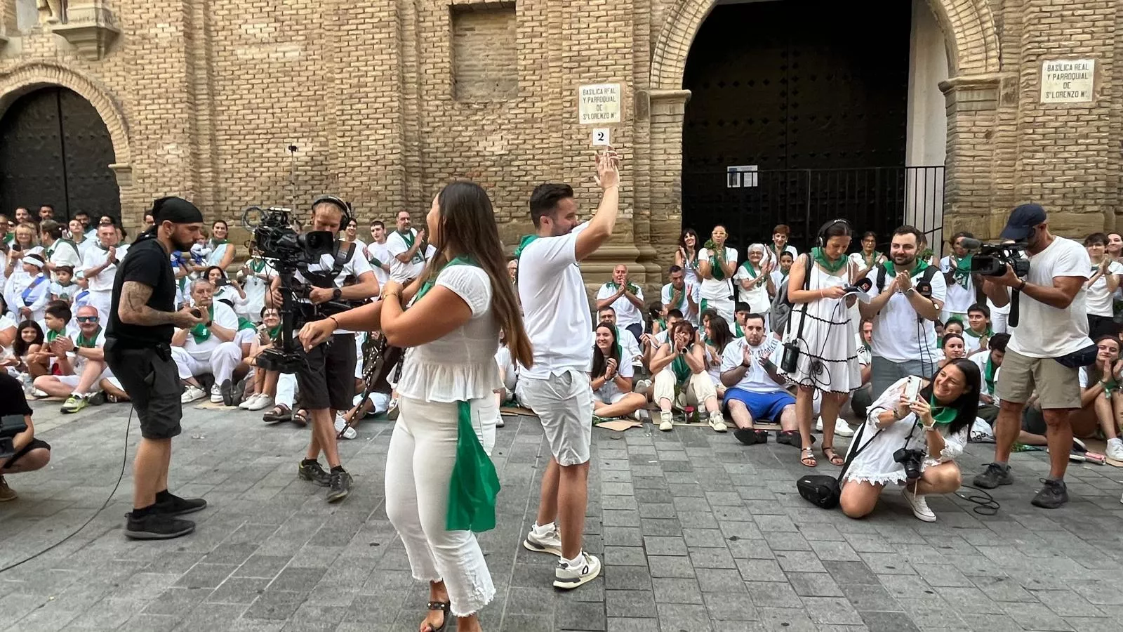 Pedida de mano de Ángel a Sandra antes de los Danzantes. Foto Mercedes Manterola