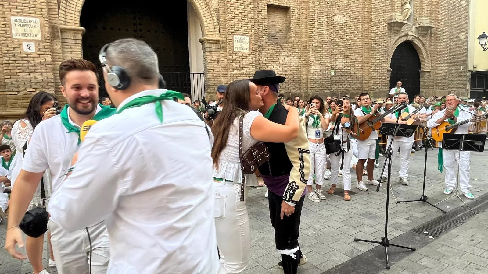 Pedida de mano de Ángel a Sandra antes de los Danzantes. Foto Mercedes Manterola