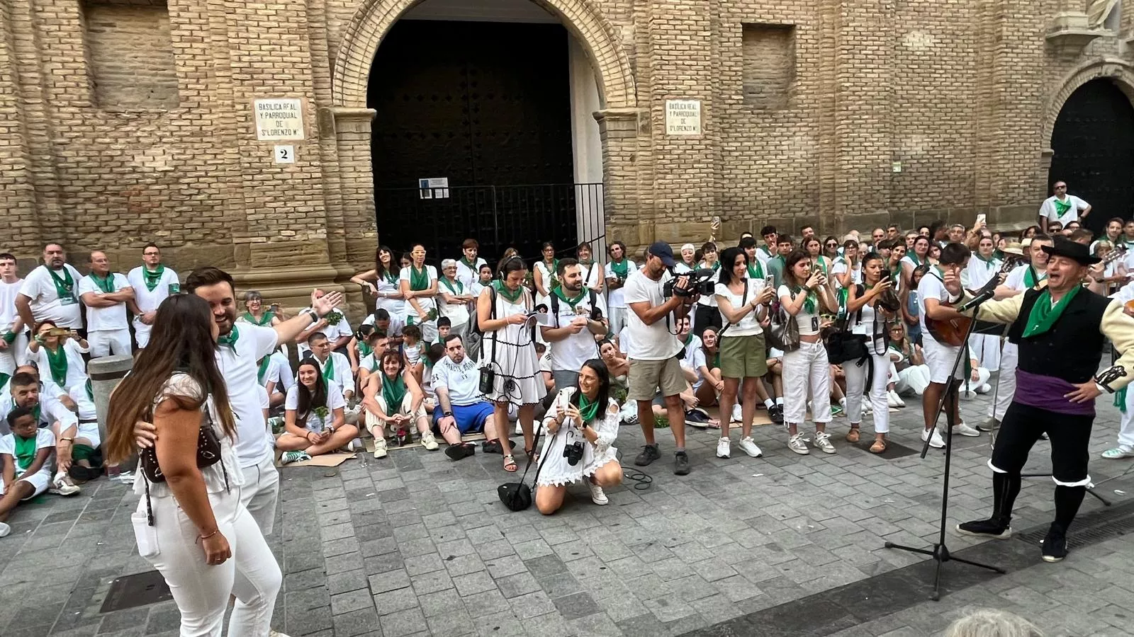 Pedida de mano de Ángel a Sandra antes de los Danzantes. Foto Mercedes Manterola