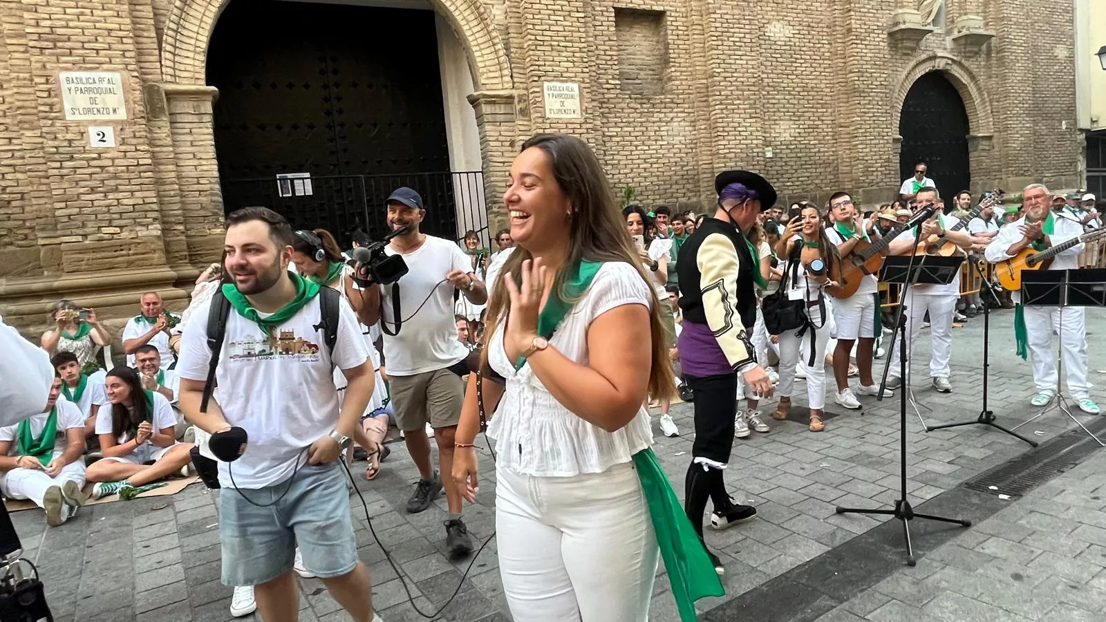 Pedida de mano de Ángel a Sandra antes de los Danzantes. Foto Mercedes Manterola