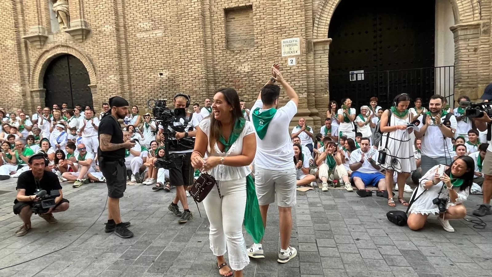 Pedida de mano de Ángel a Sandra antes de los Danzantes. Foto Mercedes Manterola