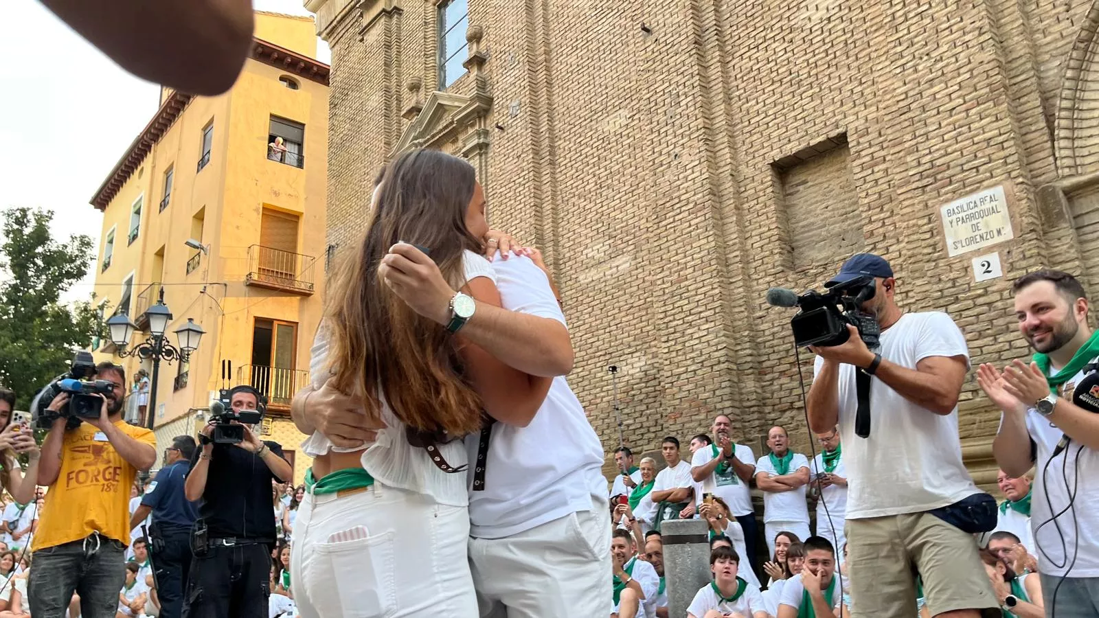 Pedida de mano de Ángel a Sandra antes de los Danzantes. Foto Mercedes Manterola