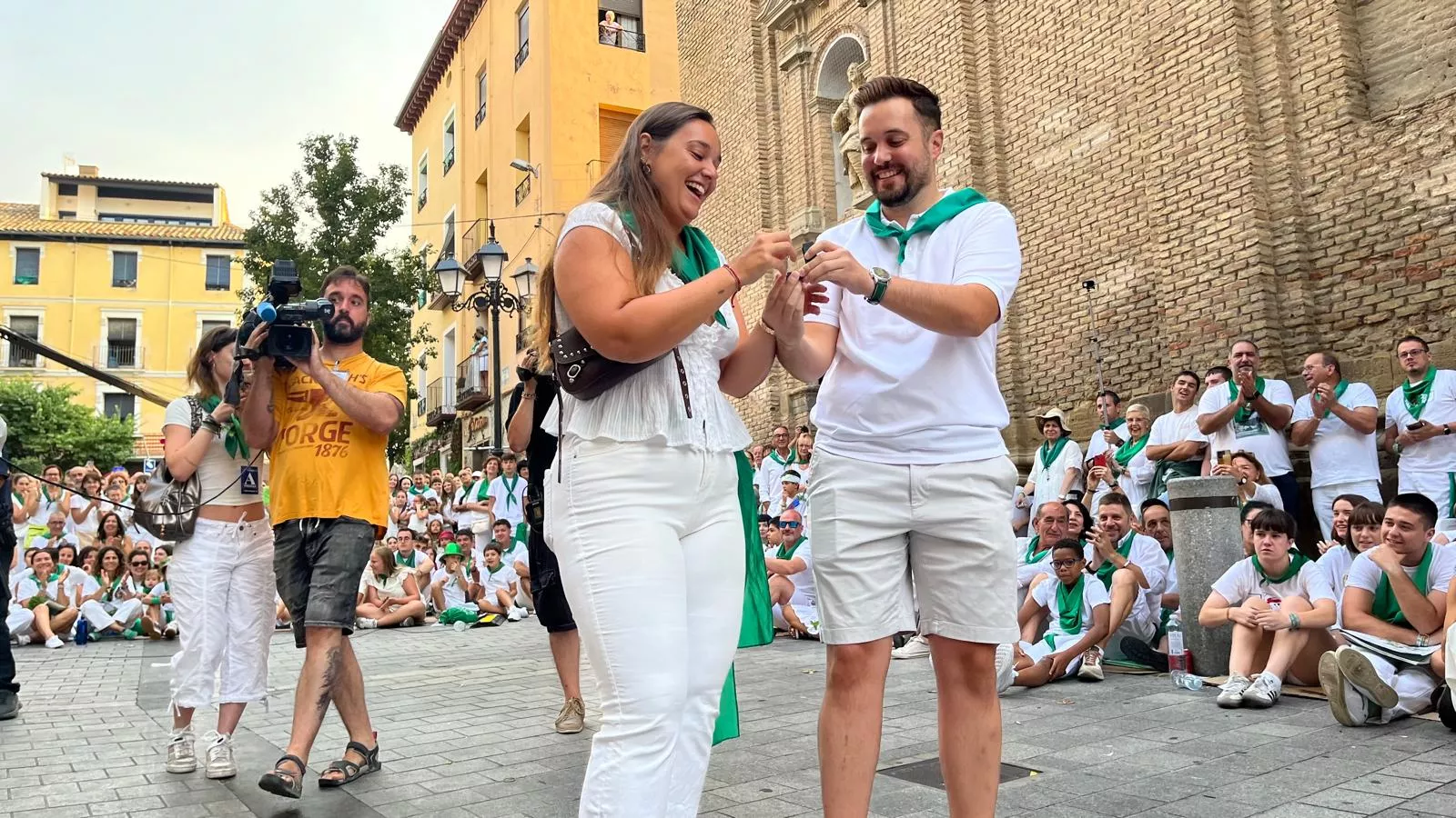 Pedida de mano de Ángel a Sandra antes de los Danzantes. Foto Mercedes Manterola