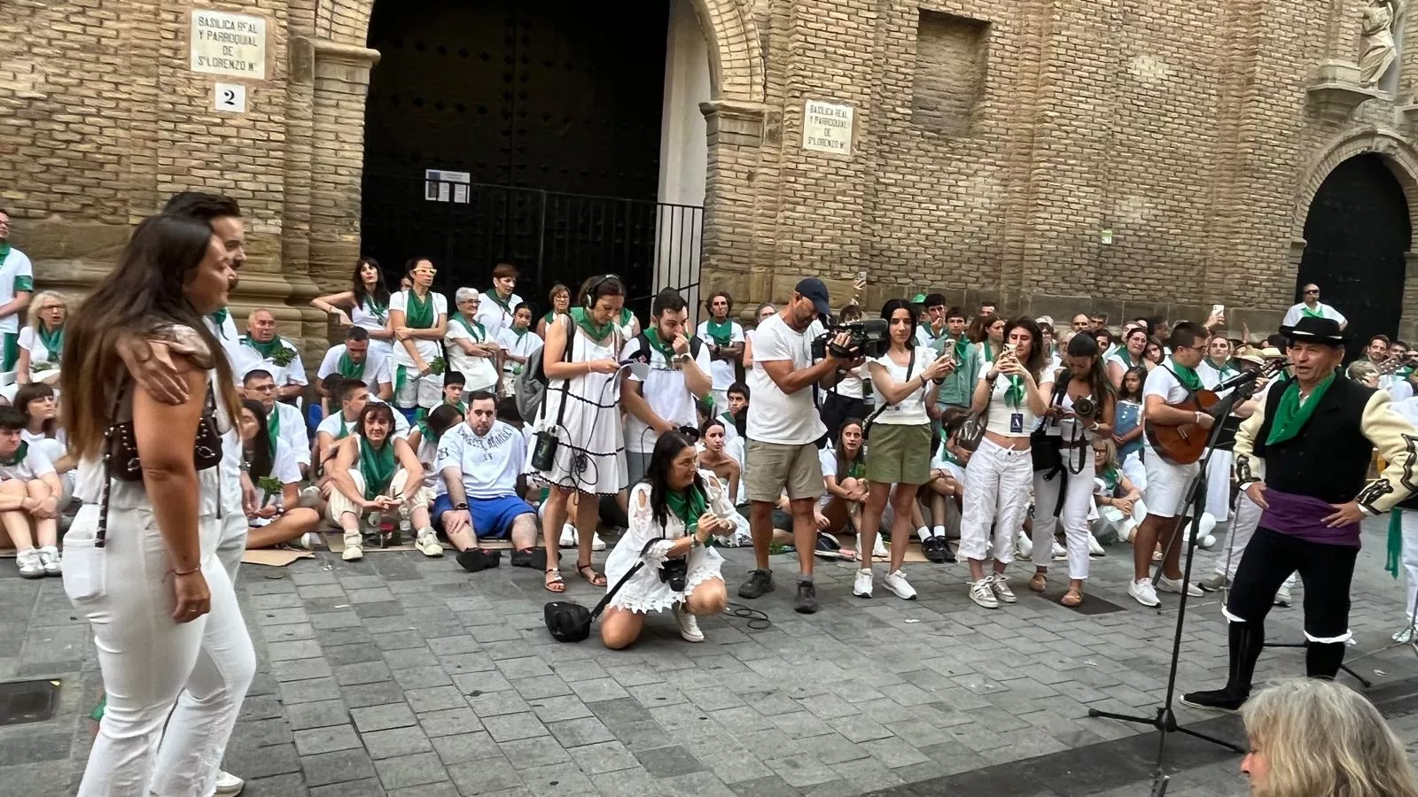 Pedida de mano de Ángel a Sandra antes de los Danzantes. Foto Mercedes Manterola